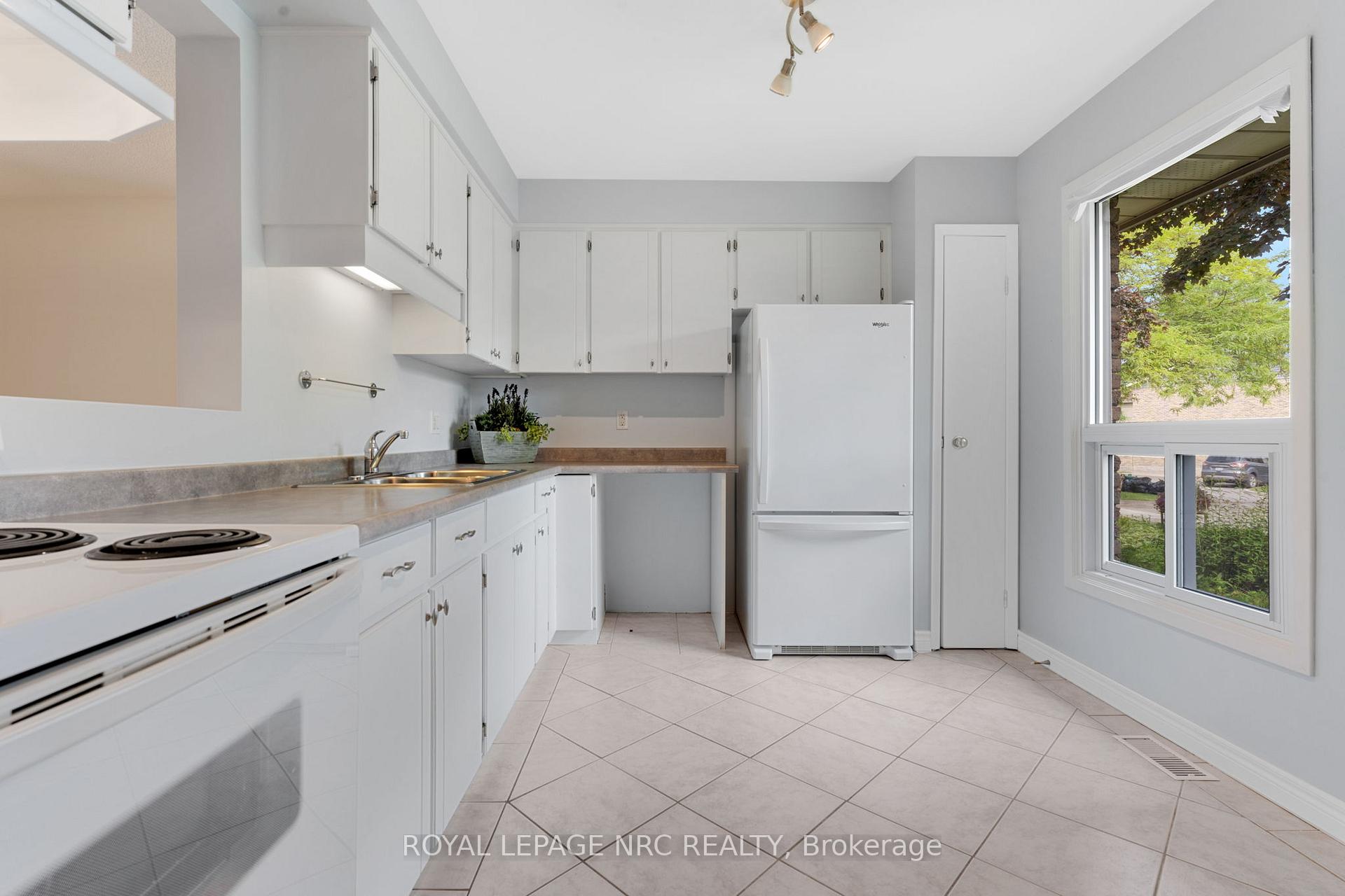 Photo 3 of Unit 54, 75 Ventura Drive, St. Catharines, Haig — HOMEH