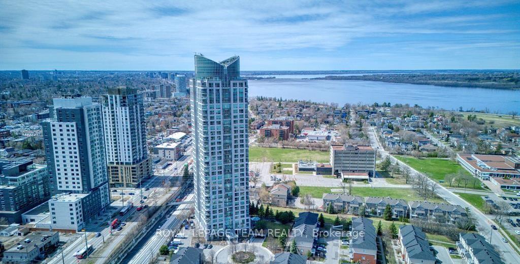 Front of Unit 3203, 38 Metropole
