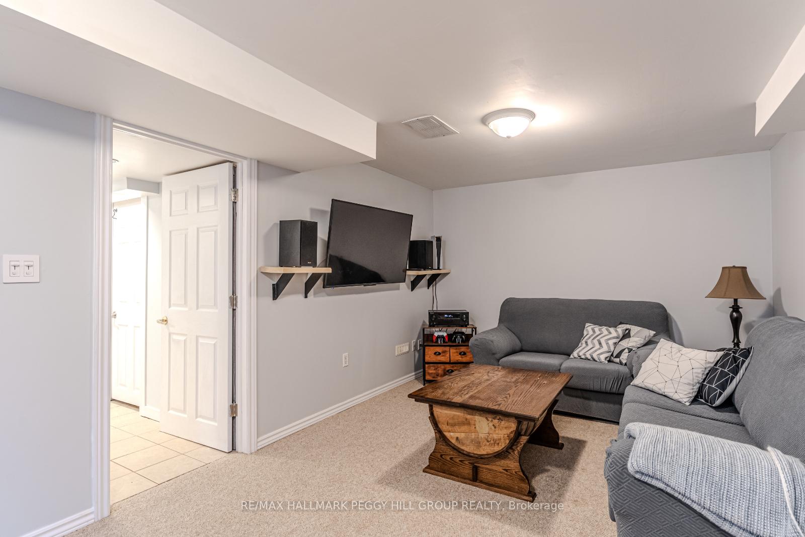 Photo 10 of 17 Bartor Boulevard, Barrie, Painswick South — HOMEH