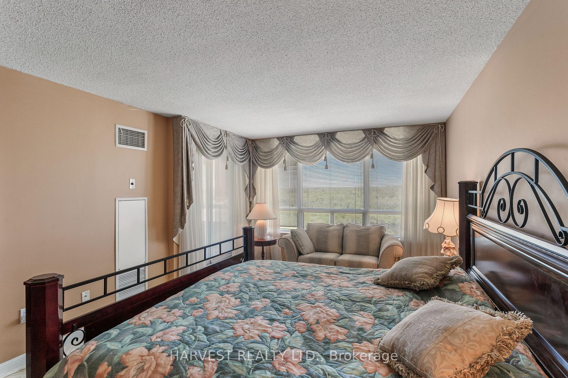 Photo 4 of Unit Unit #1210, 610 Bullock Drive, Markham, Markville — HOMEH