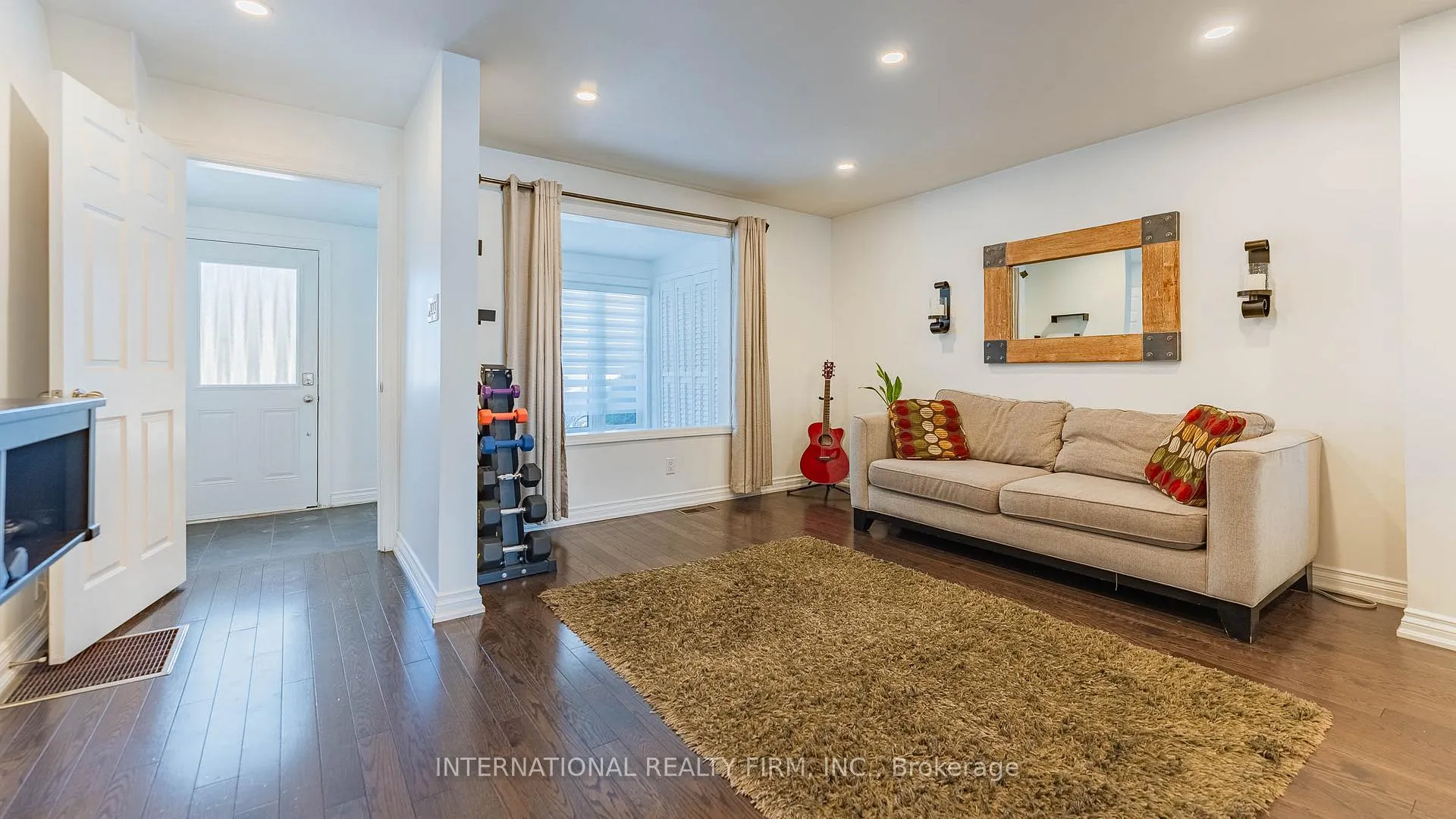 Photo 9 of 25 Teignmouth Avenue, Toronto, Caledonia-Fairbank — HOMEH