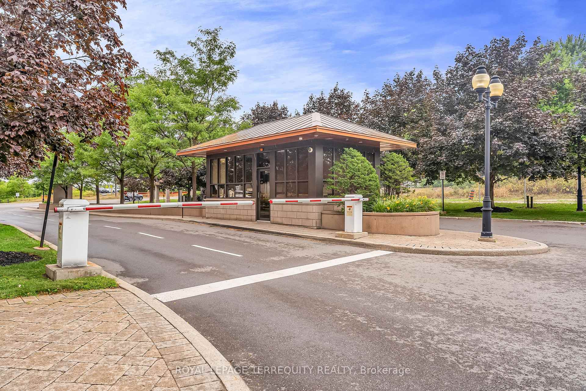 Photo 3 of Unit 1409, 9225 Jane Street, Vaughan, Maple — HOMEH