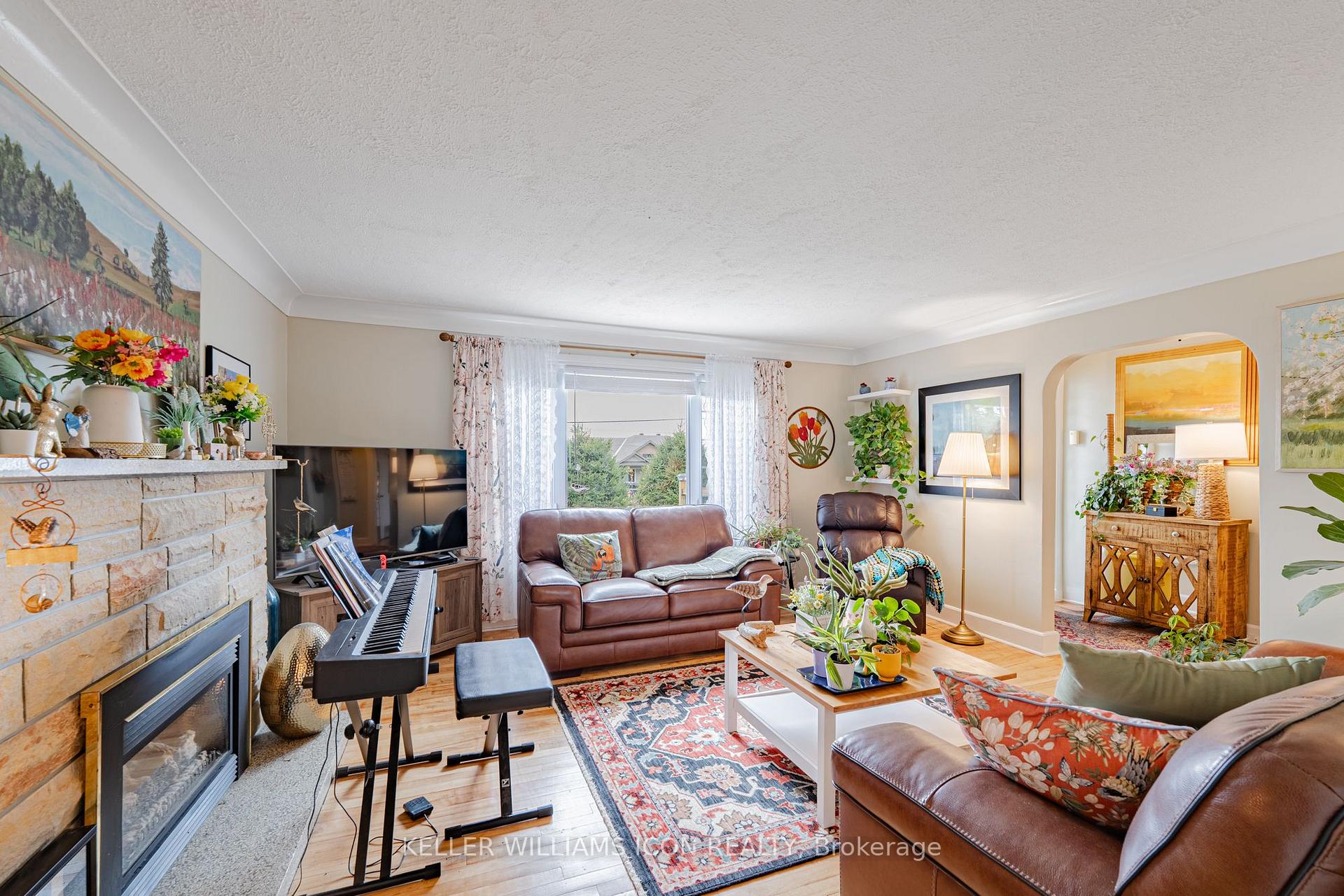 Photo 9 of 320 Donald B. Munro Drive, Ottawa, Carp — HOMEH