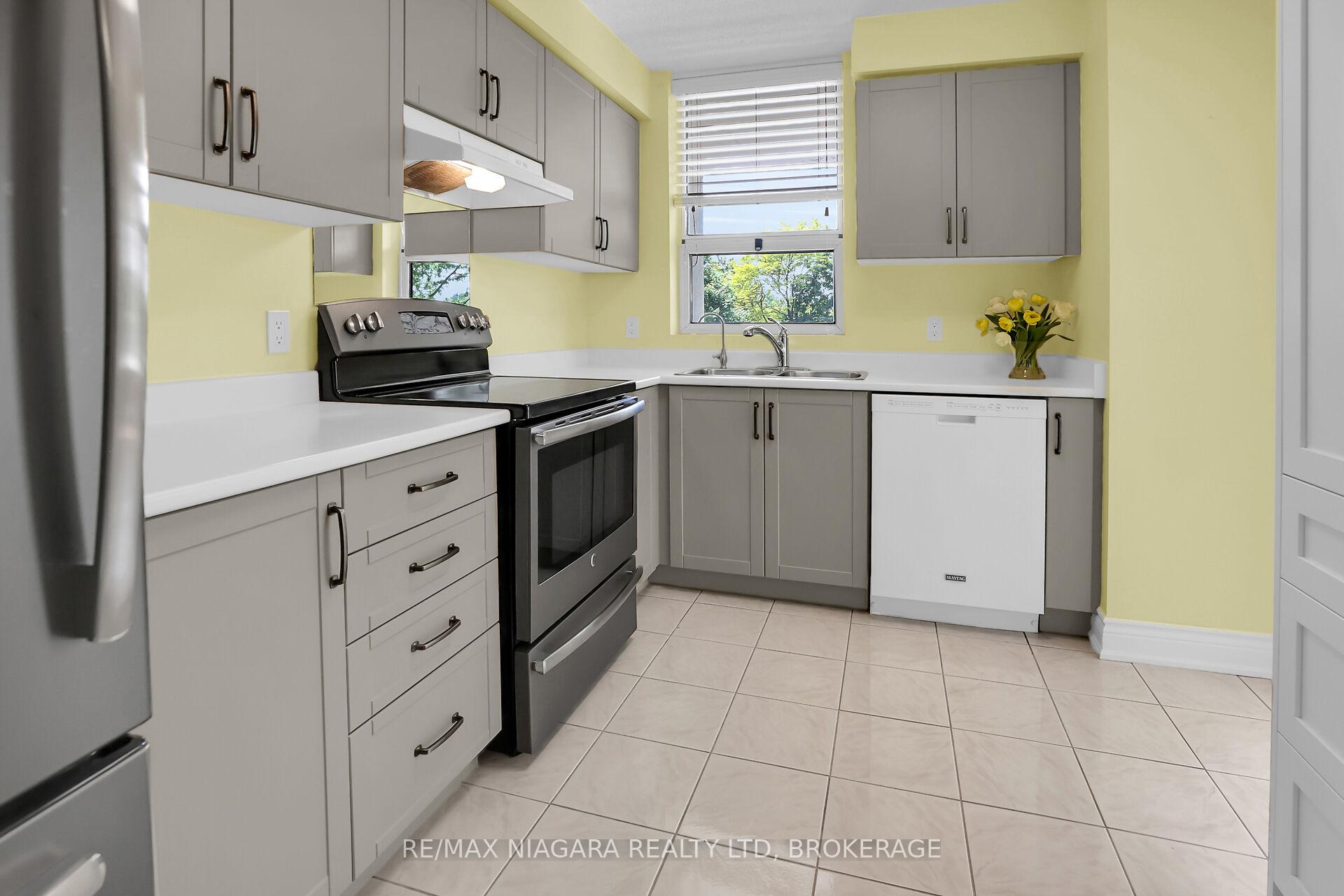 Photo 3 of Unit 304, 81 Scott Street, St. Catharines, Lakeport — HOMEH