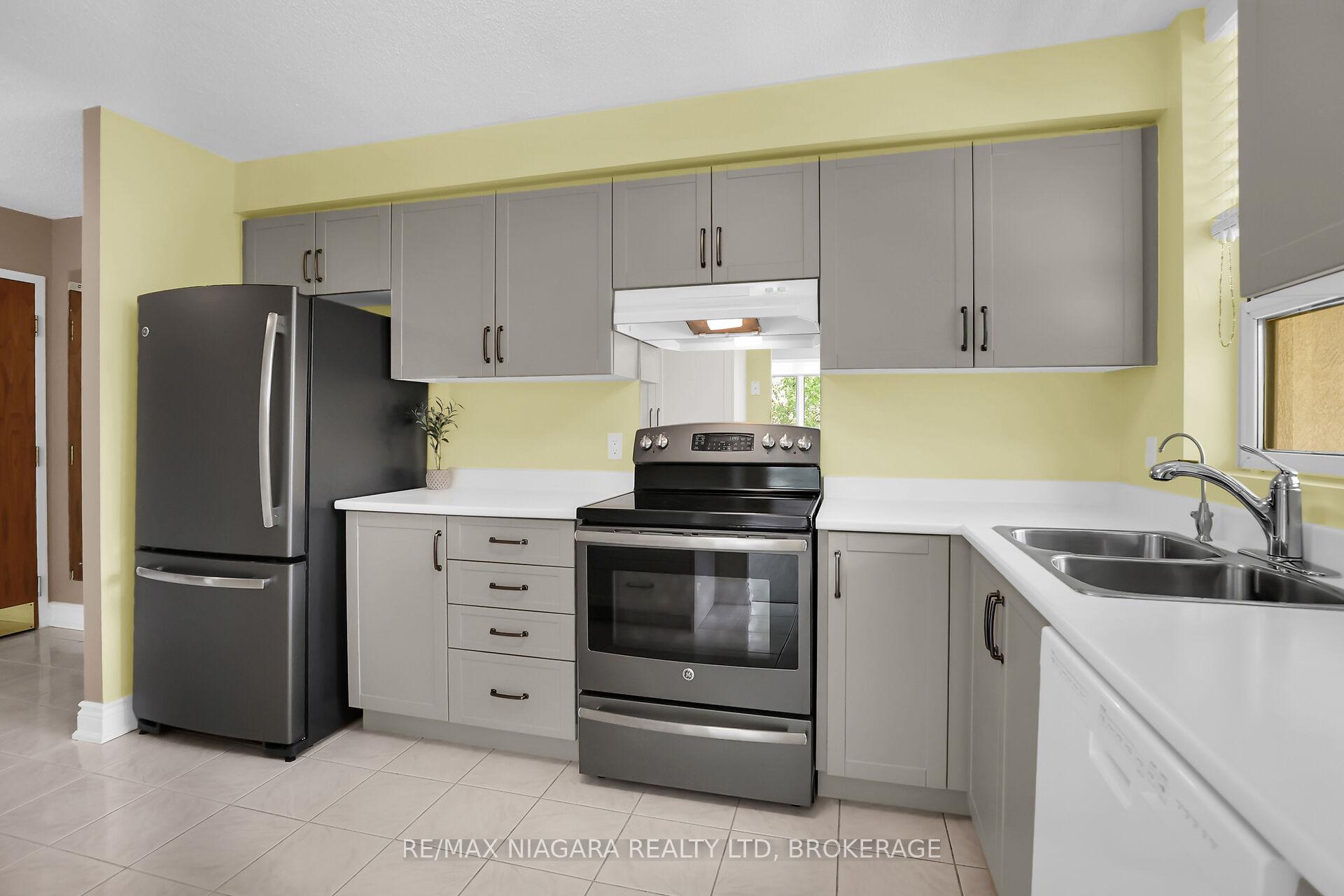 Photo 4 of Unit 304, 81 Scott Street, St. Catharines, Lakeport — HOMEH