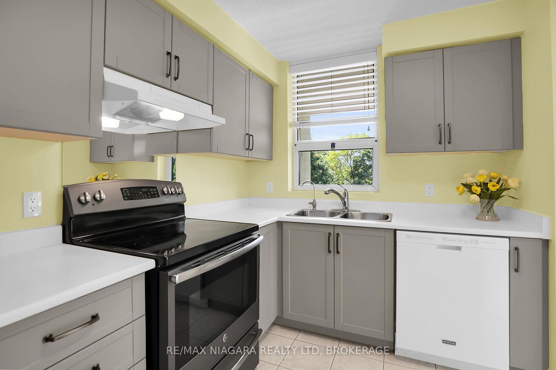 Photo 5 of Unit 304, 81 Scott Street, St. Catharines, Lakeport — HOMEH