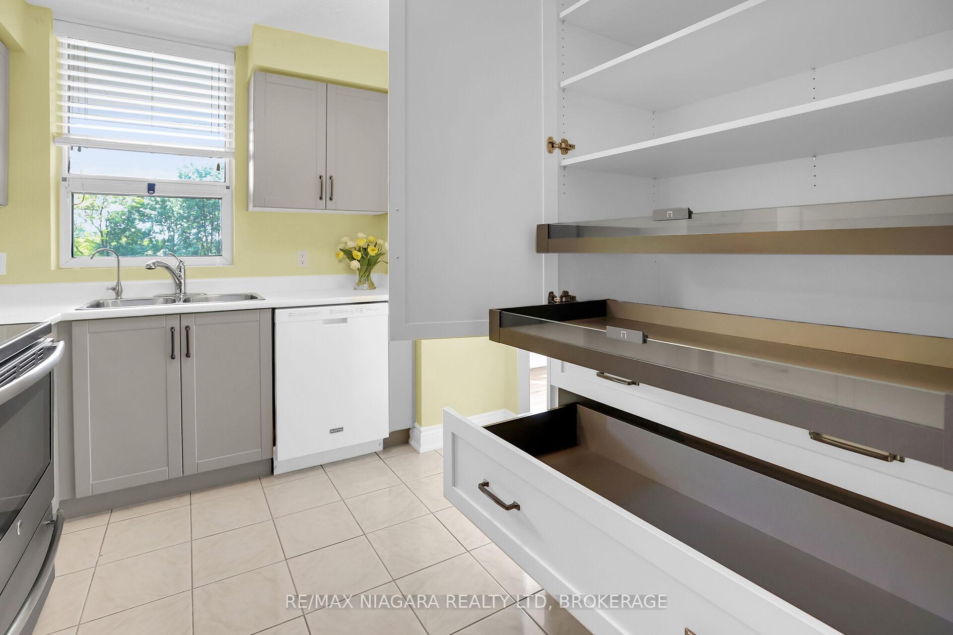 Photo 8 of Unit 304, 81 Scott Street, St. Catharines, Lakeport — HOMEH