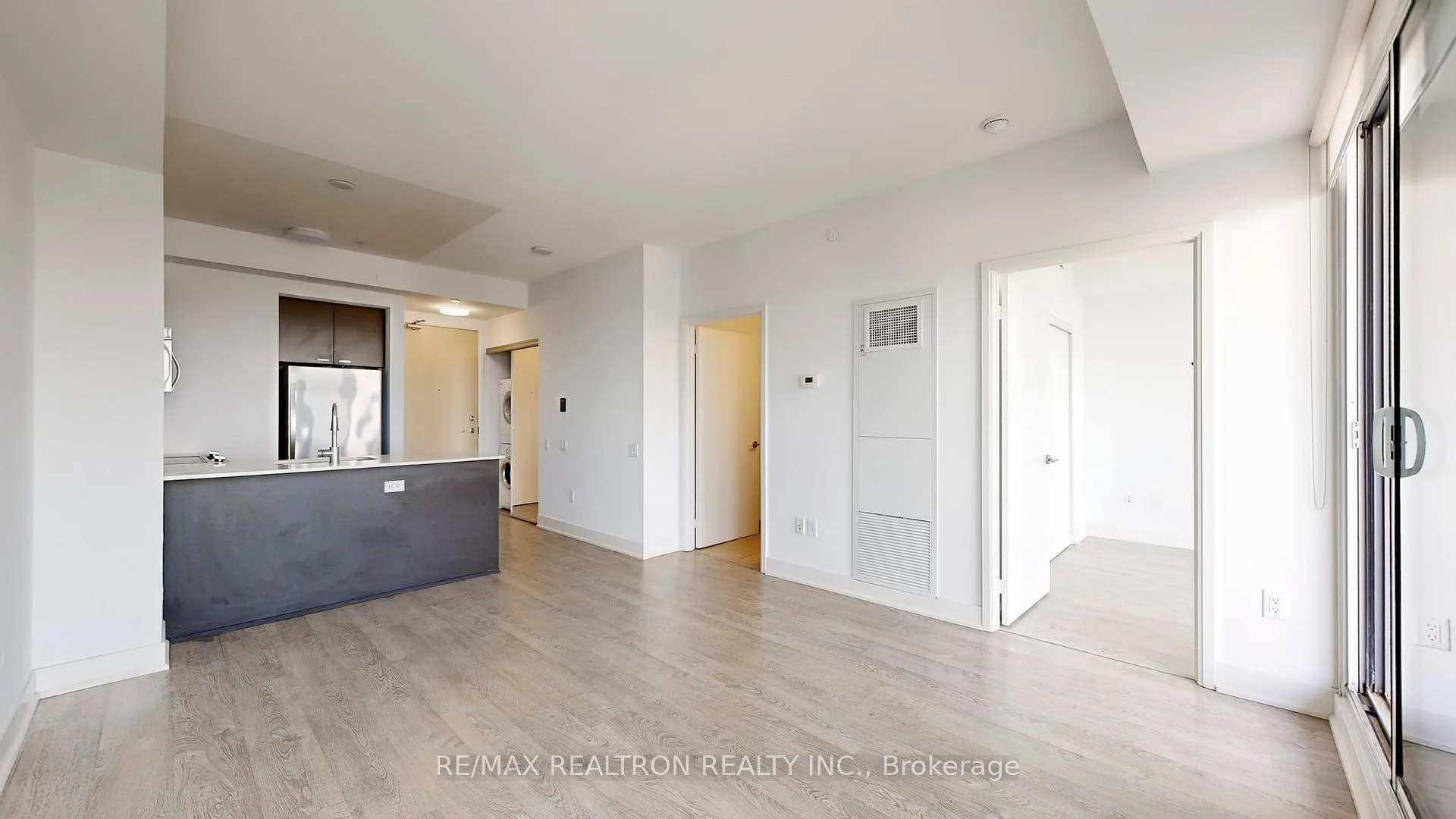 Photo 4 of Unit 3003, 30 Roehampton Avenue, Toronto, Mount Pleasant West — HOMEH