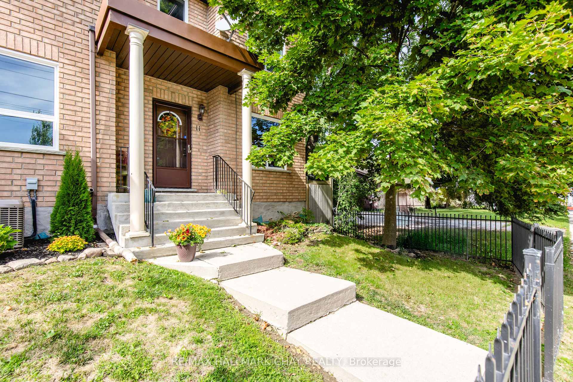 Photo 2 of Unit 11, 234 Cundles Road E, Barrie, Little Lake — HOMEH