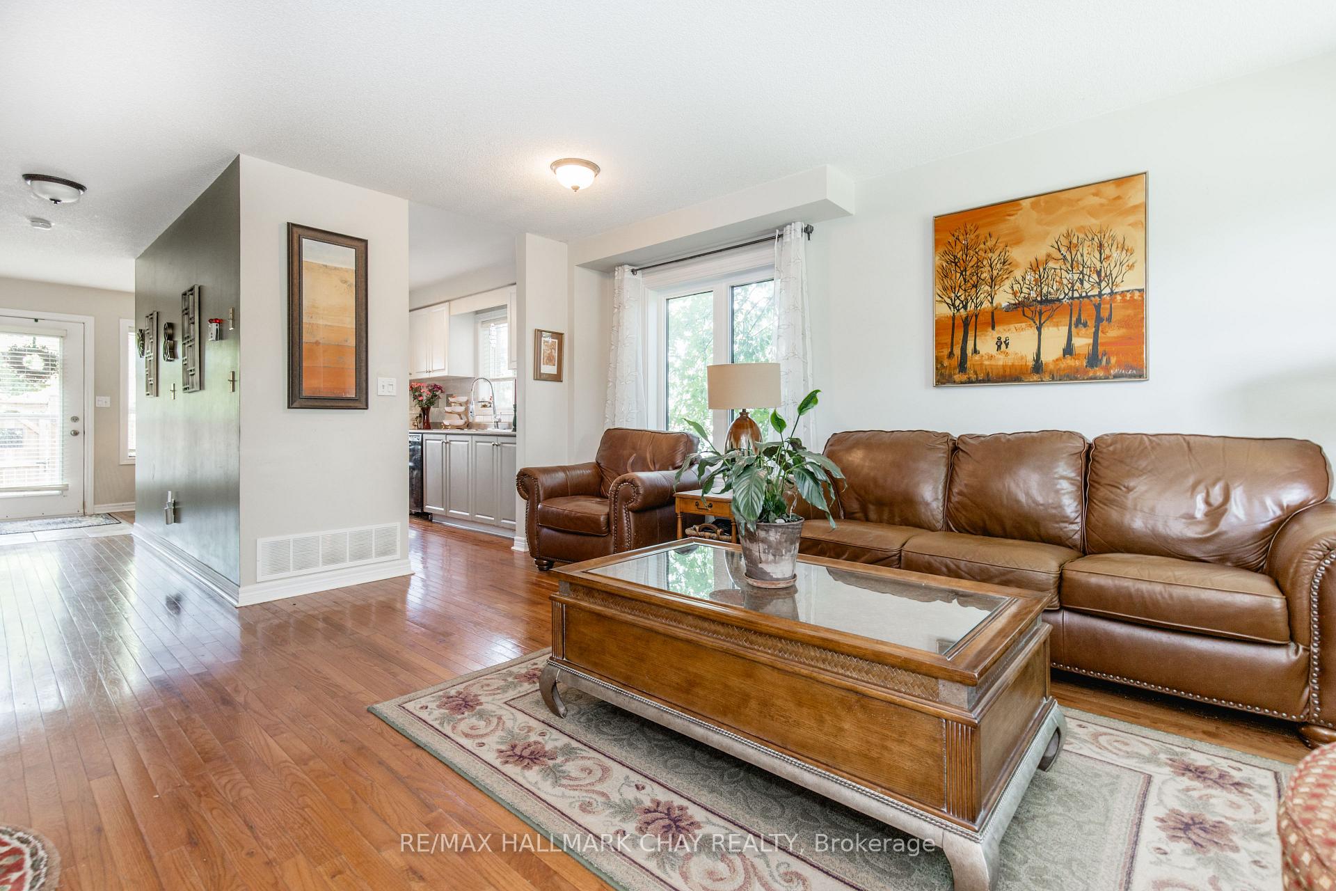 Photo 4 of Unit 11, 234 Cundles Road E, Barrie, Little Lake — HOMEH