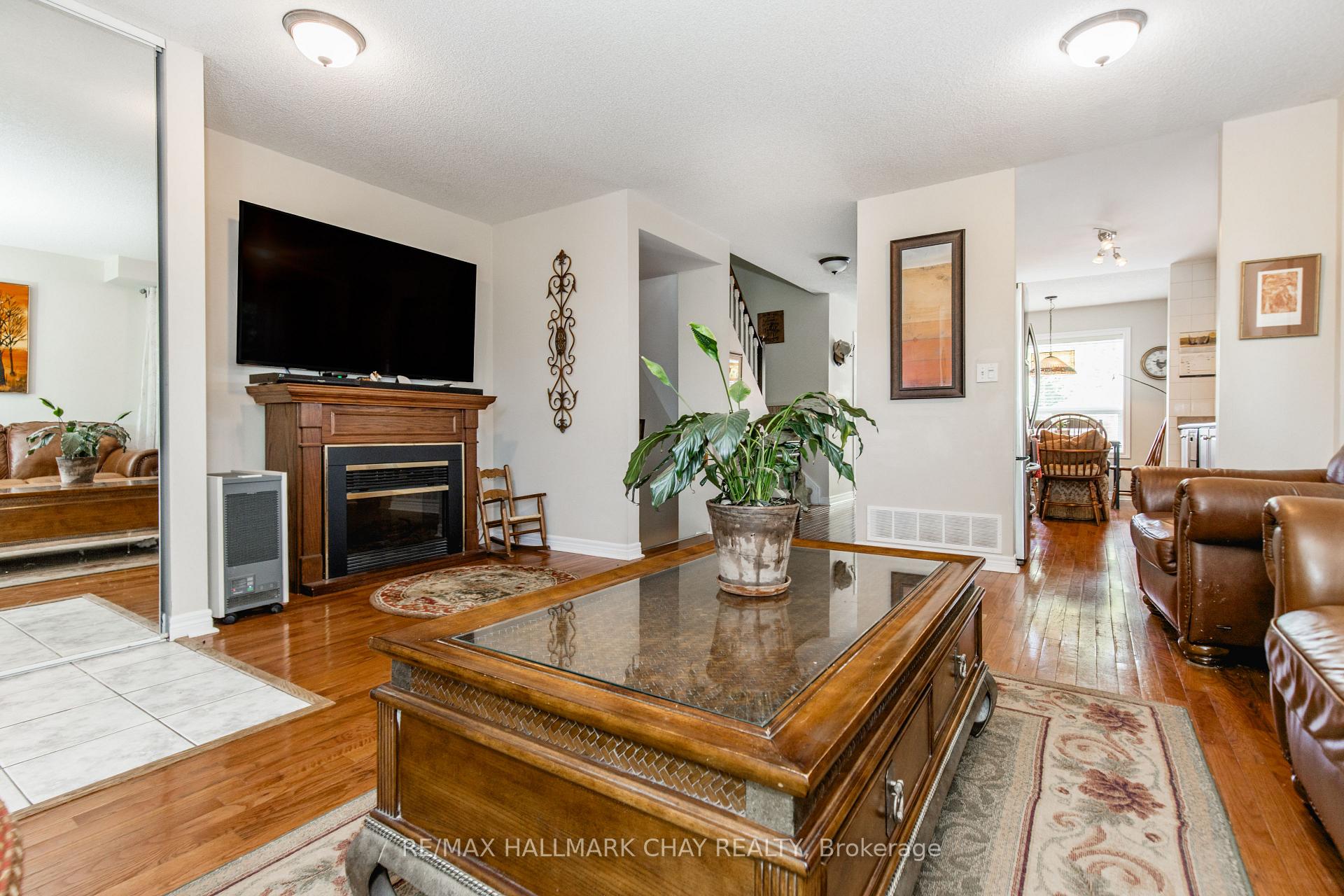 Photo 5 of Unit 11, 234 Cundles Road E, Barrie, Little Lake — HOMEH