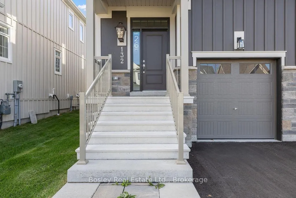 Photo 2 of 132 White Oak Crescent, Blue Mountains — HOMEH