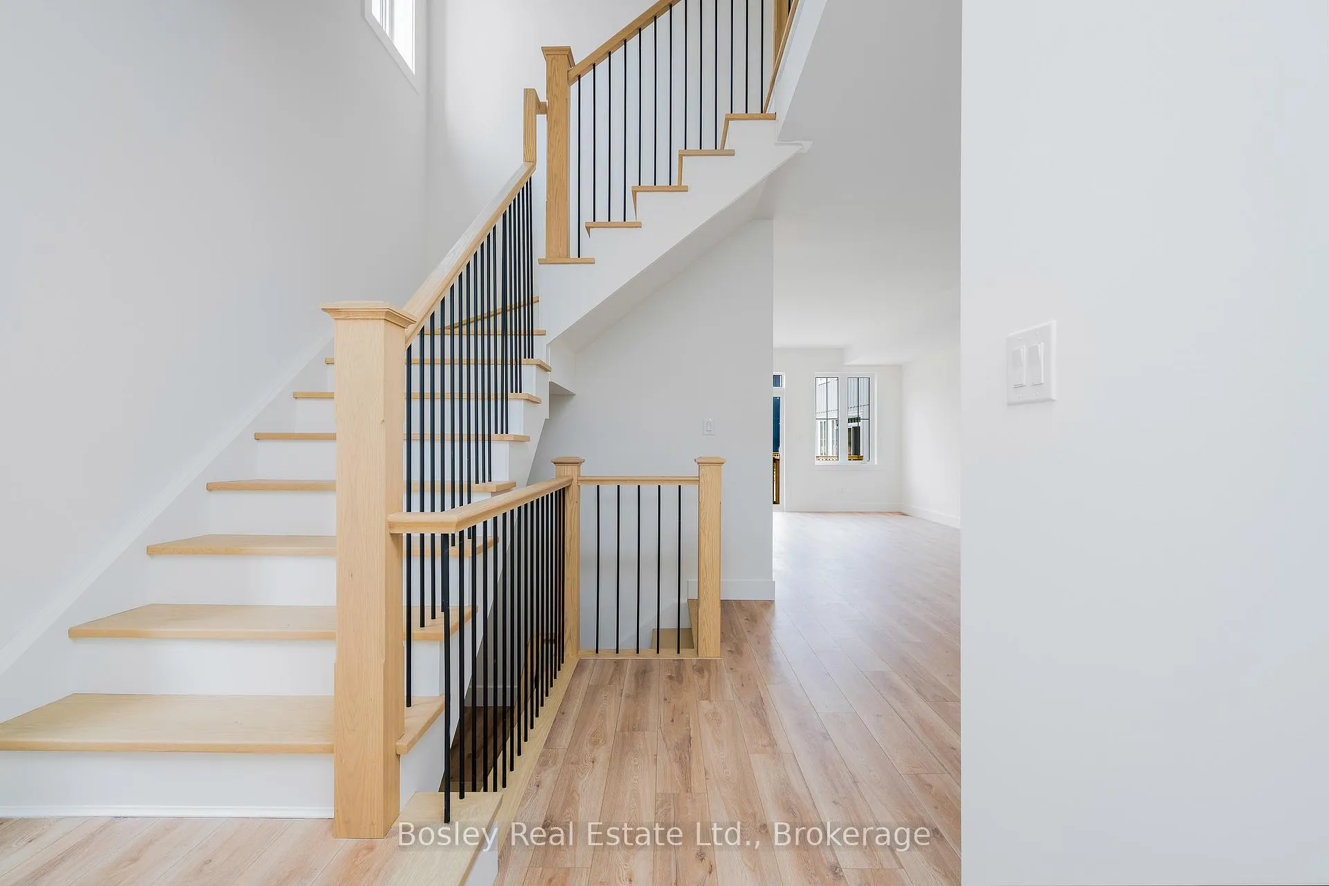 Photo 8 of 132 White Oak Crescent, Blue Mountains — HOMEH