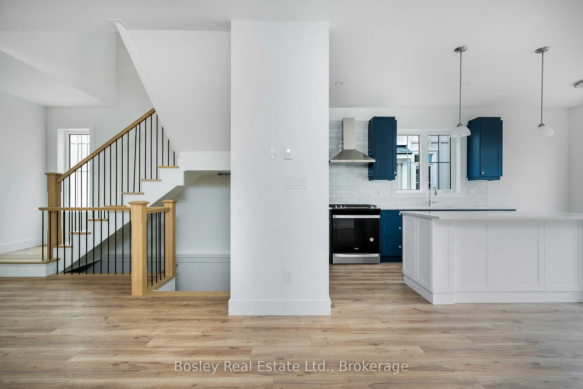 Photo 10 of 132 White Oak Crescent, Blue Mountains — HOMEH