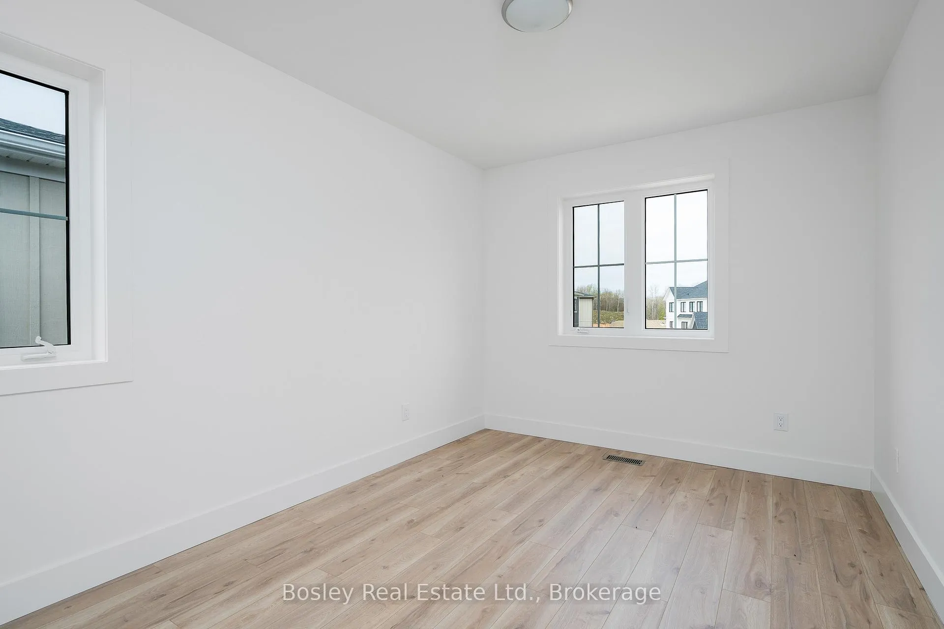 Photo 26 of 132 White Oak Crescent, Blue Mountains — HOMEH