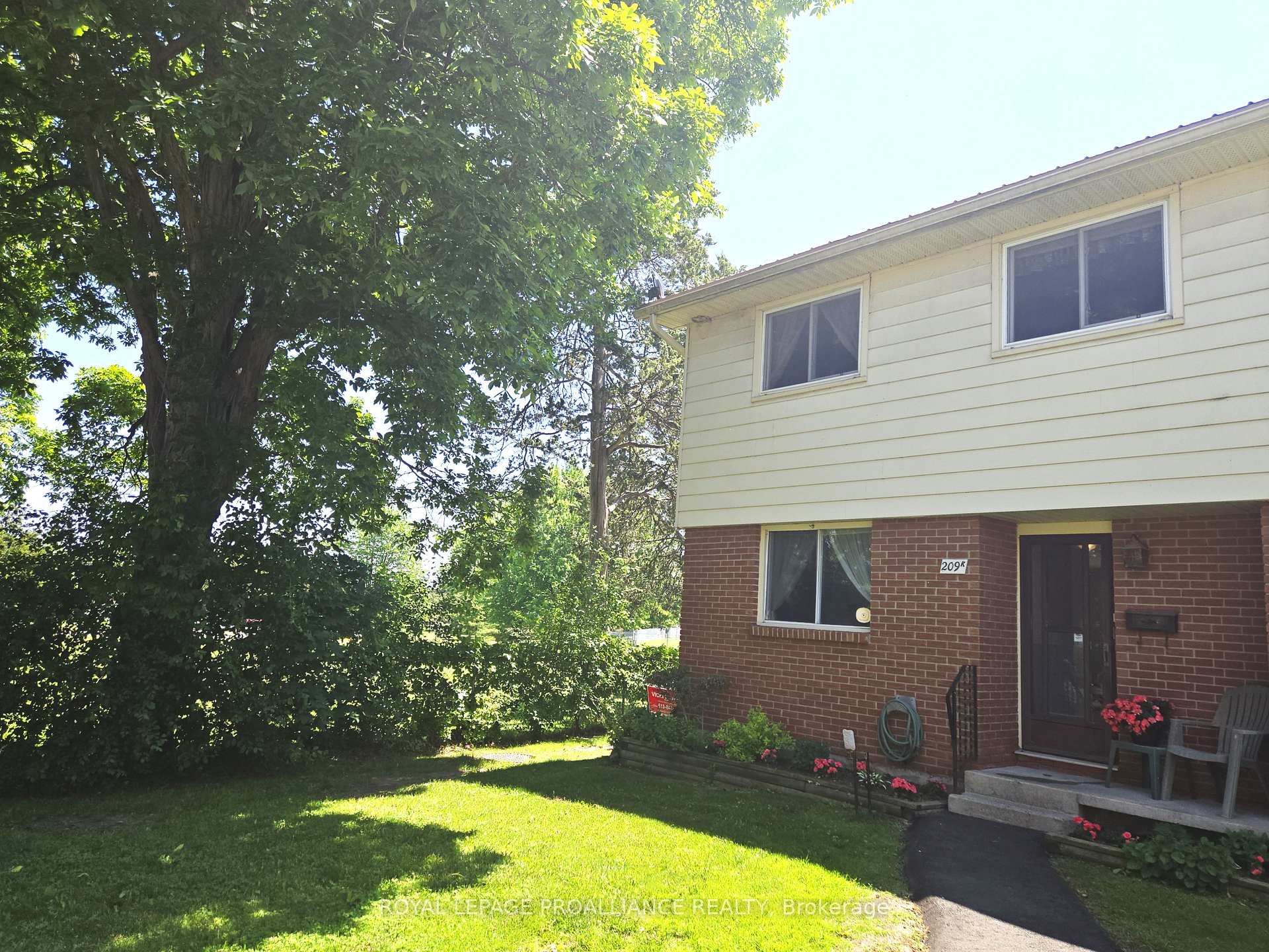 Front of Unit K, 209 North Park Street