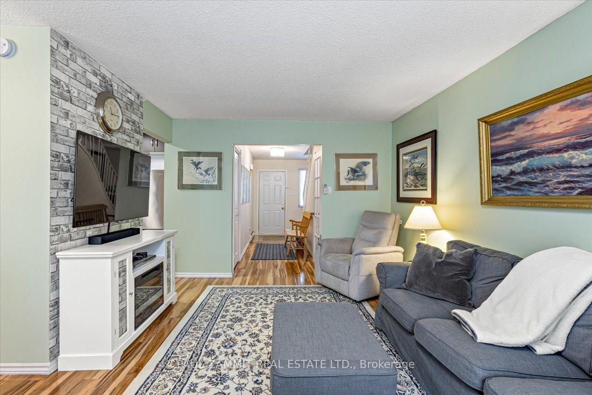 Photo 4 of 108 Harris Way, Markham, Aileen-Willowbrook — HOMEH