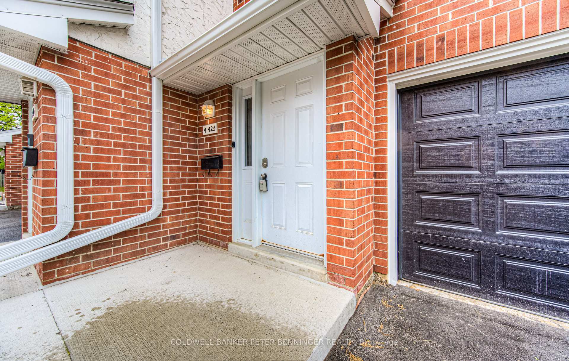 Photo 3 of Unit 4, 425 Keats Way, Waterloo — HOMEH
