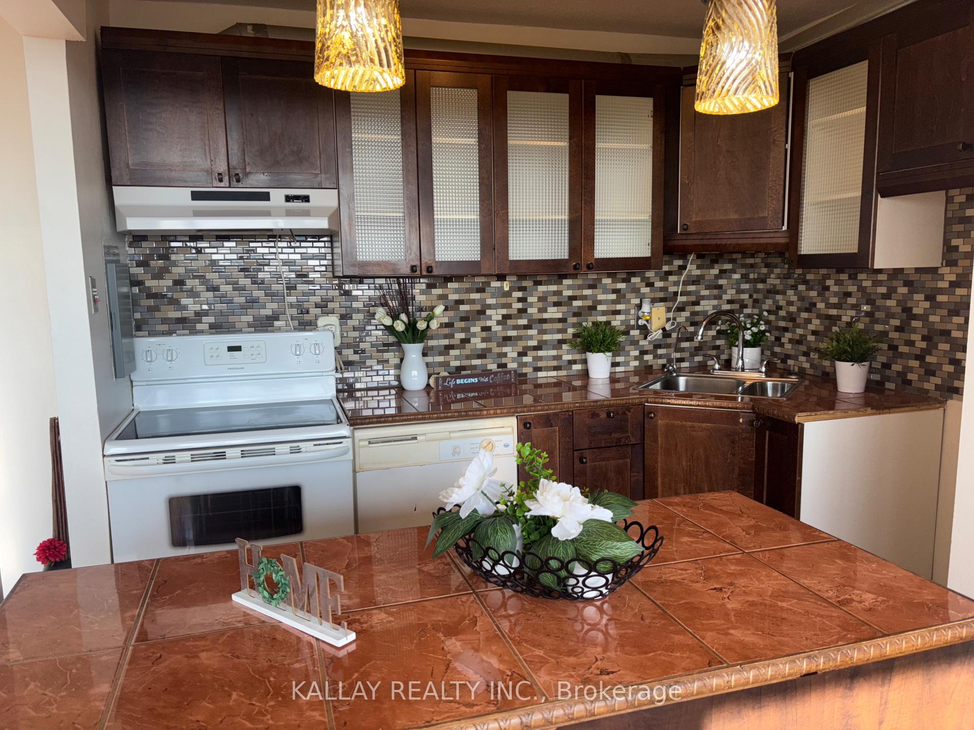 Photo 12 of Unit 812, 15 Nicklaus Drive, Hamilton, Vincent — HOMEH