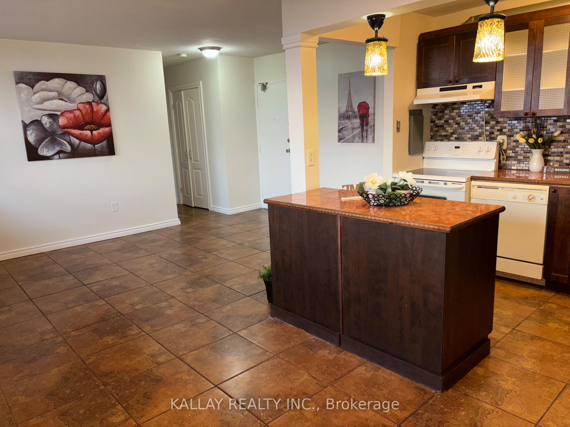 Photo 25 of Unit 812, 15 Nicklaus Drive, Hamilton, Vincent — HOMEH
