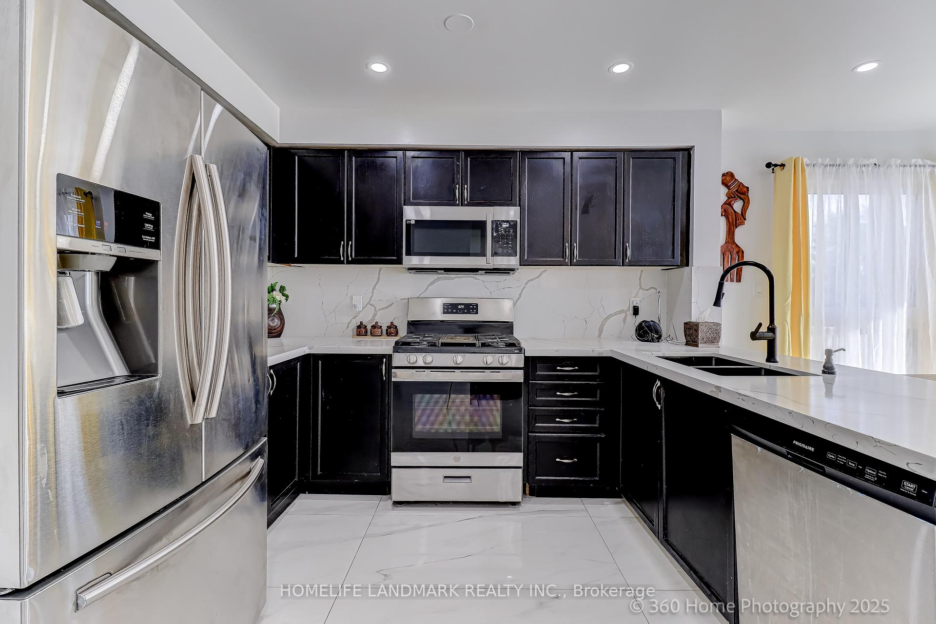 Photo 6 of 105 Warnford Circle, Ajax, Northeast Ajax — HOMEH