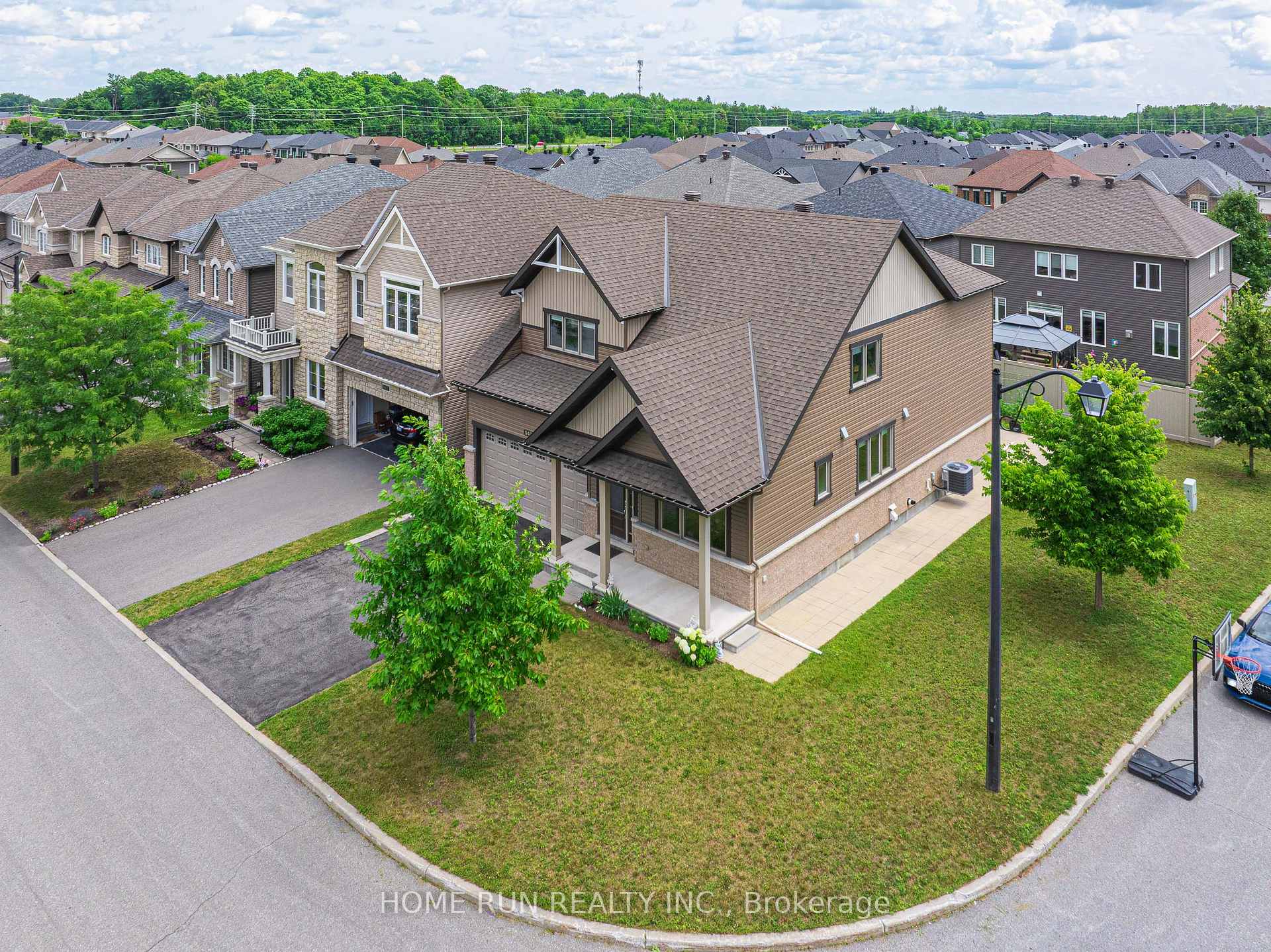 Photo 4 of 940 Guinness Crescent, Ottawa, Barrhaven - Half Moon Bay — HOMEH