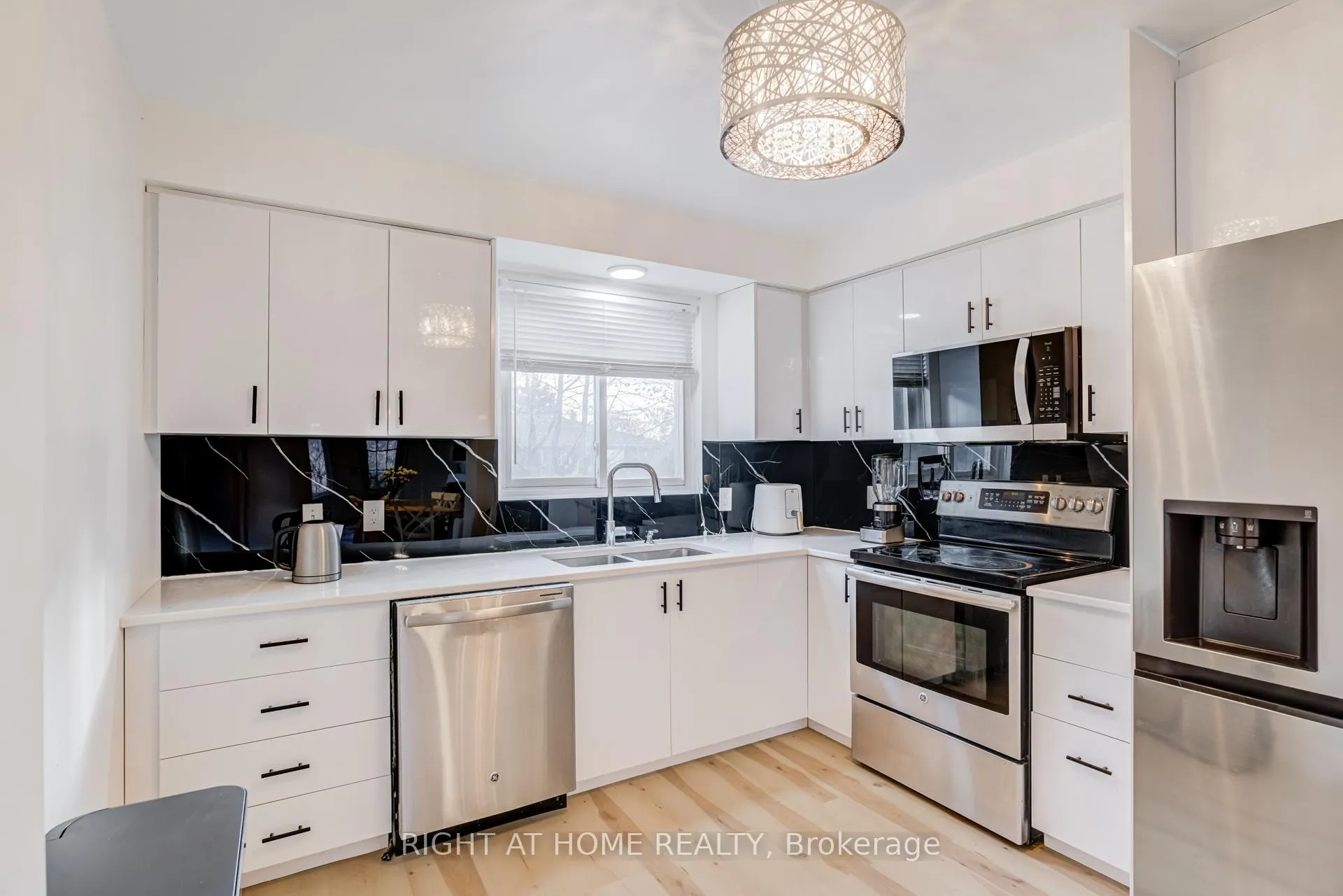 Photo 3 of Unit 37, 37 The Carriage Way, Markham, Royal Orchard — HOMEH