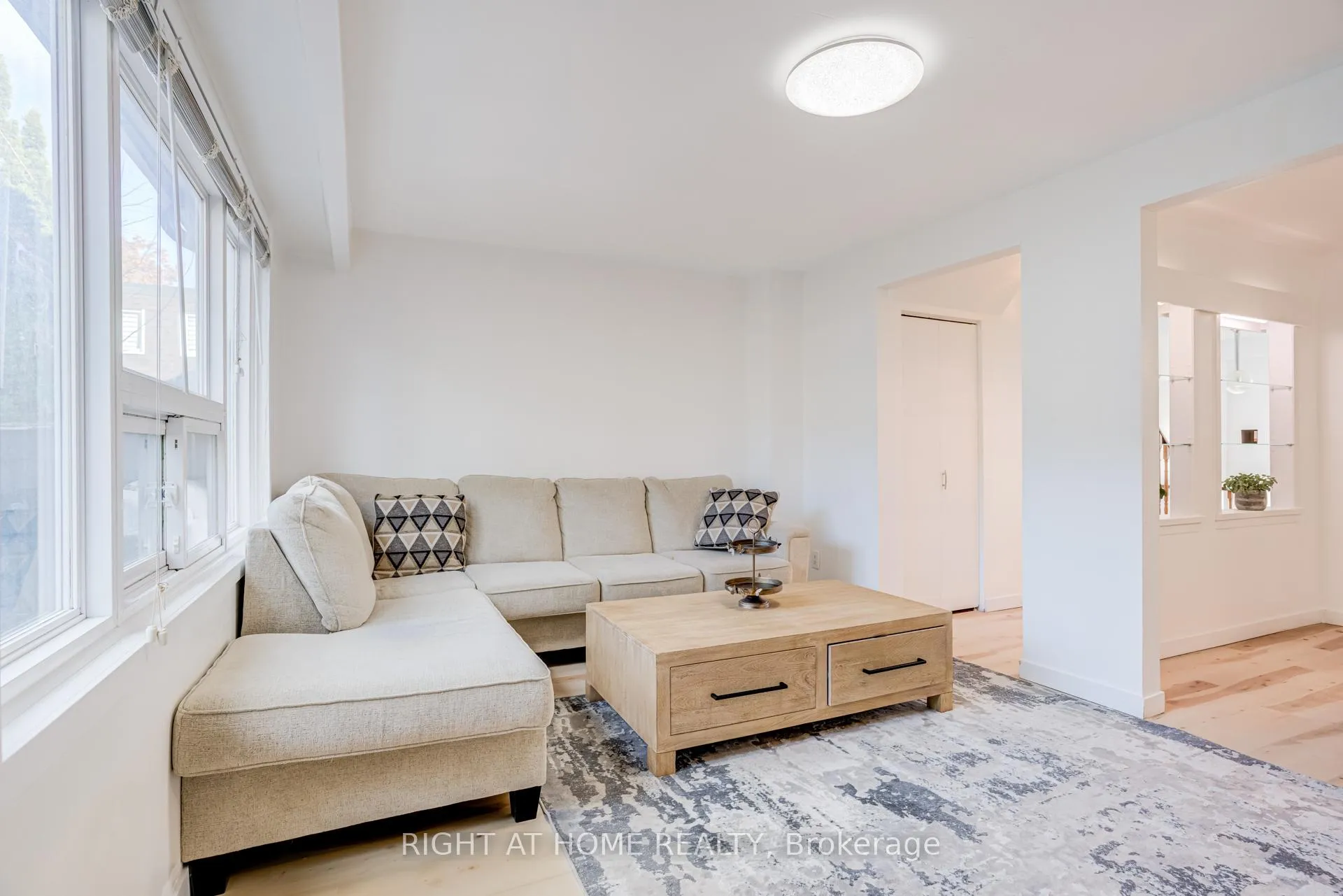 Photo 6 of Unit 37, 37 The Carriage Way, Markham, Royal Orchard — HOMEH