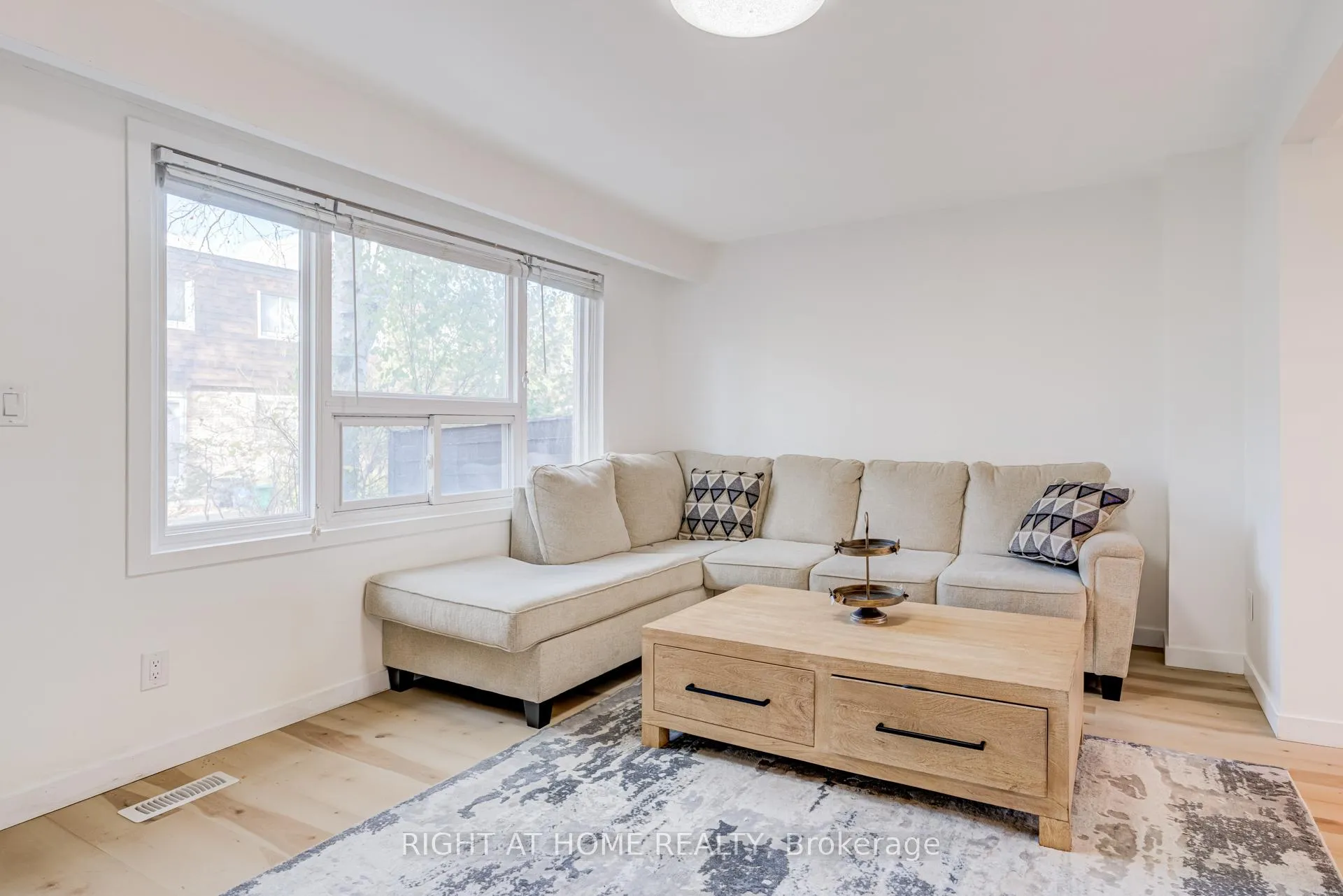 Photo 8 of Unit 37, 37 The Carriage Way, Markham, Royal Orchard — HOMEH