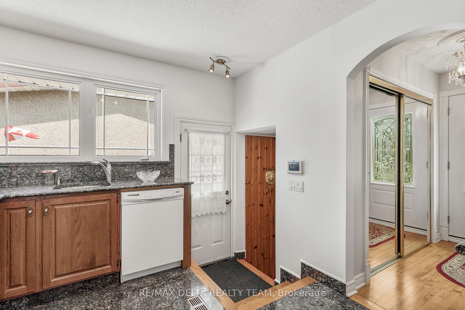 Photo 10 of 2435 Heaton Avenue, Ottawa, Hawthorne Meadows — HOMEH