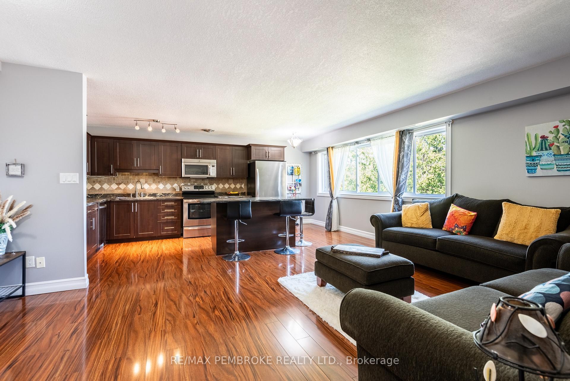 Photo 8 of 25 Tamarack Street, Deep River, Deep River — HOMEH