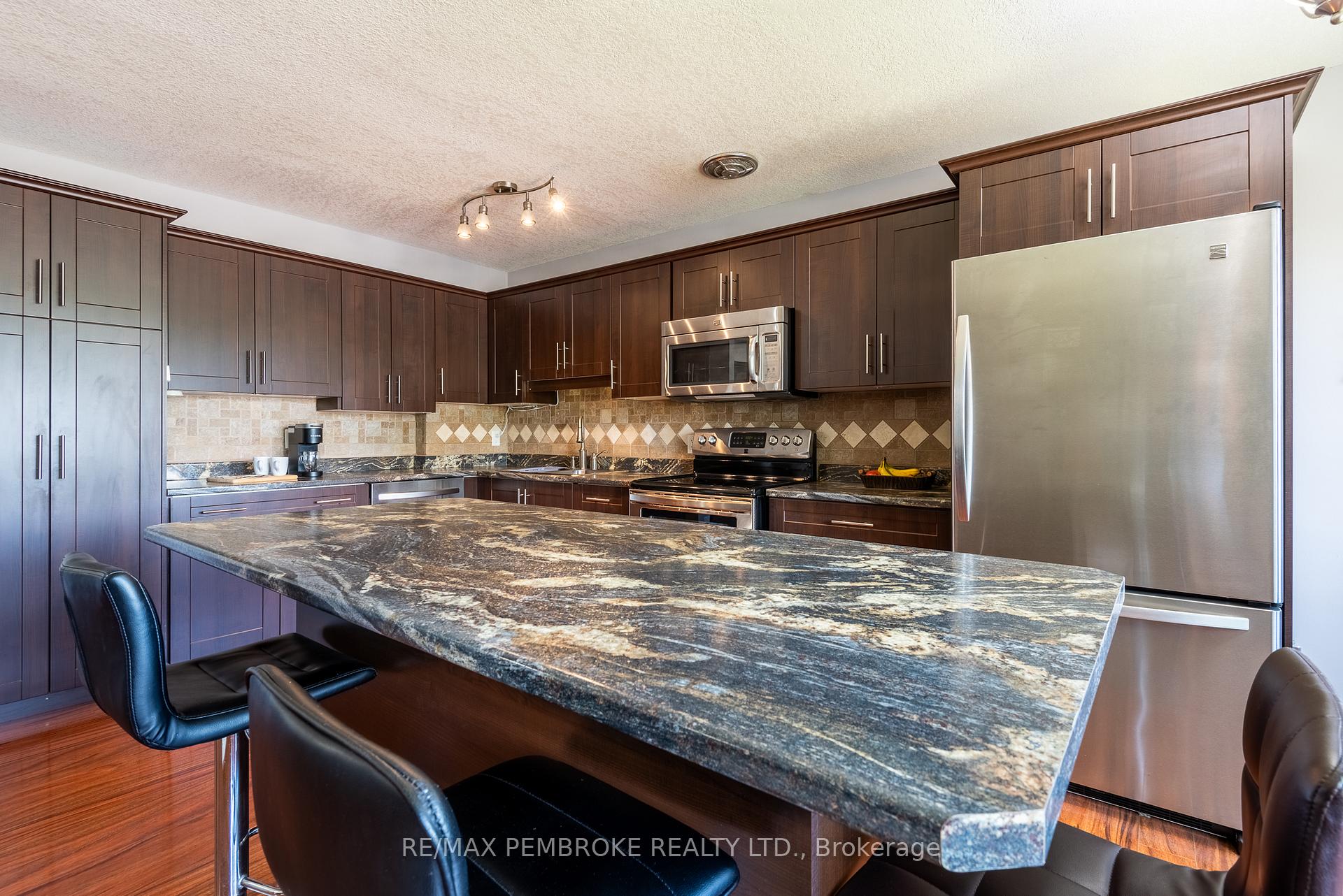 Photo 11 of 25 Tamarack Street, Deep River, Deep River — HOMEH