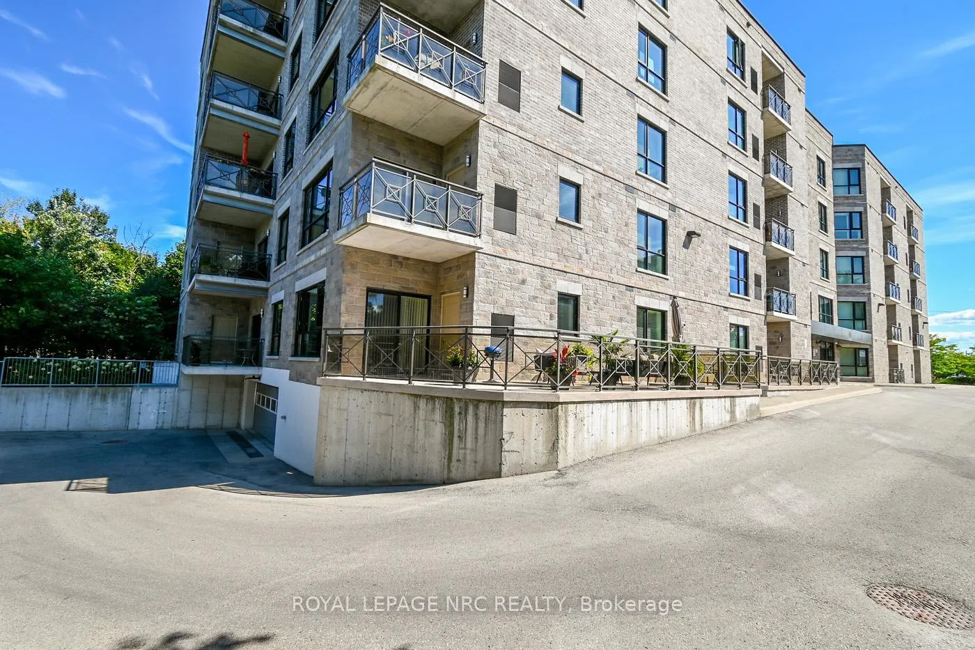 Photo 3 of Unit 404, 379 Scott Street, St. Catharines, Vine/Linwell — HOMEH