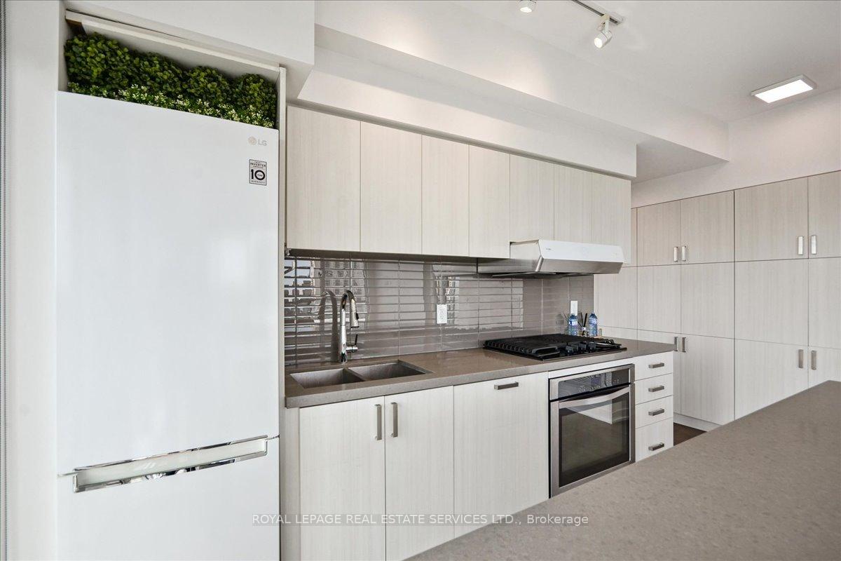 Photo 7 of Unit 905, 501 St Clair Avenue W, Toronto, Casa Loma — HOMEH