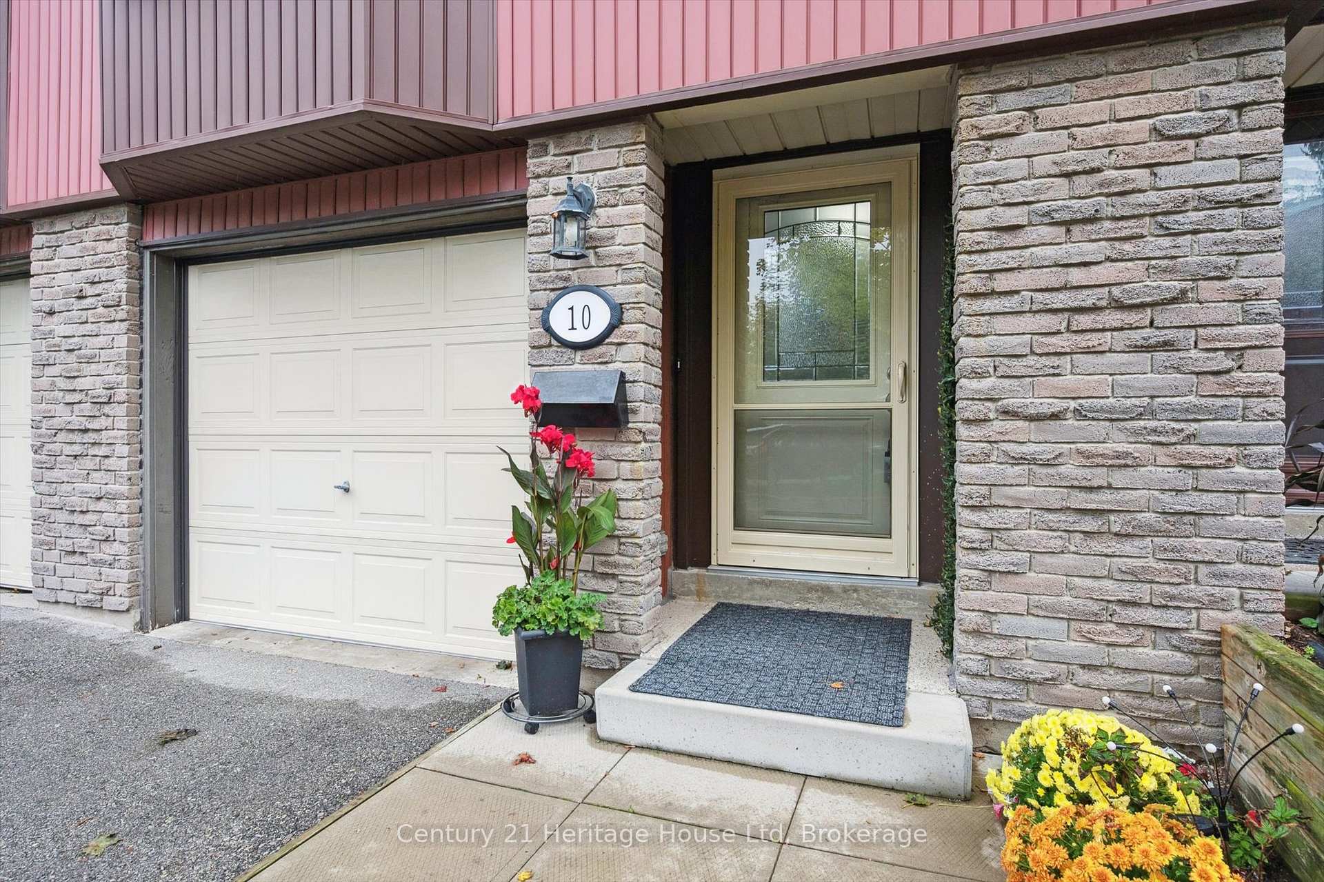 Photo 4 of Unit 10, 2 Worton Avenue, Guelph, Willow West/Sugarbush/West Acres — HOMEH