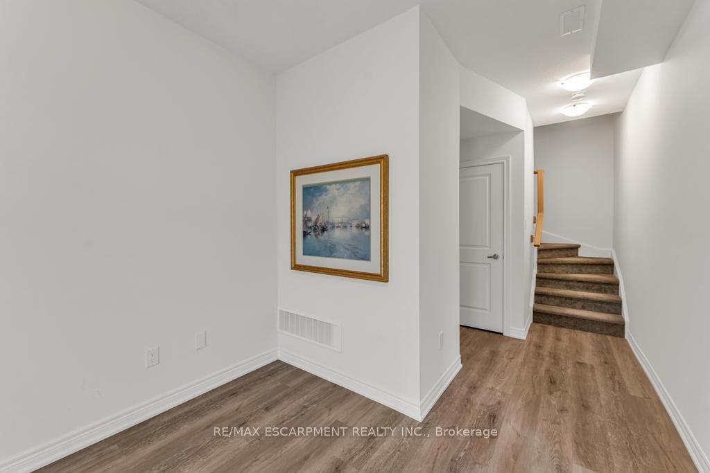 Photo 2 of 68 Dryden Lane, Hamilton, McQuesten — HOMEH