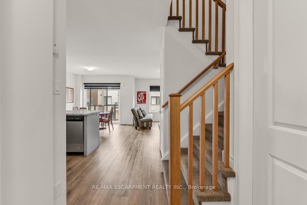 Photo 3 of 68 Dryden Lane, Hamilton, McQuesten — HOMEH