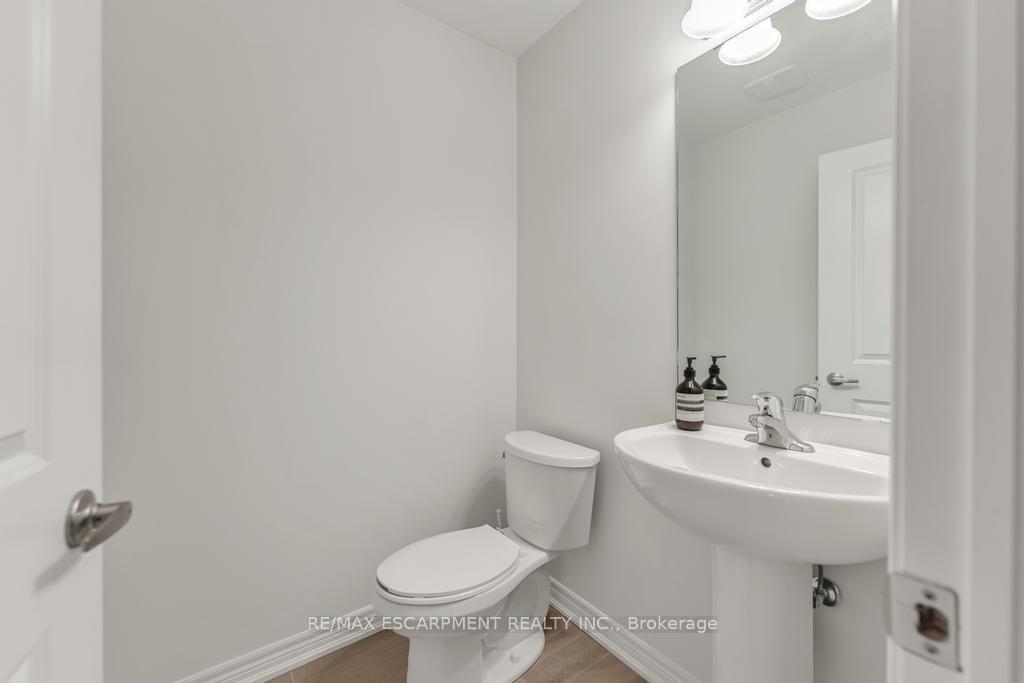 Photo 4 of 68 Dryden Lane, Hamilton, McQuesten — HOMEH