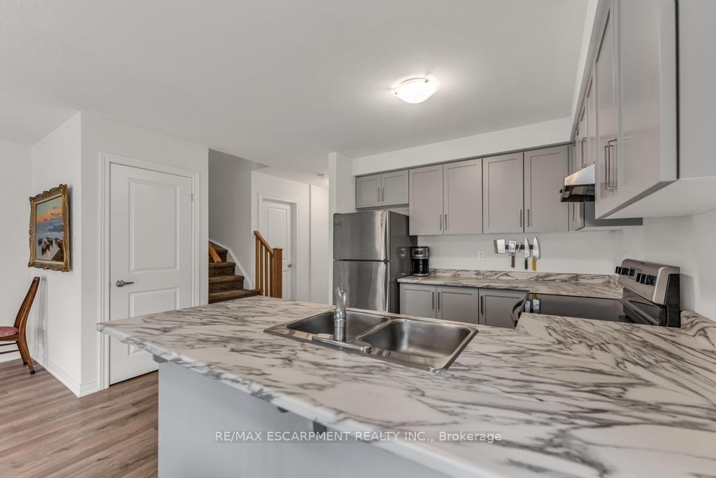 Photo 13 of 68 Dryden Lane, Hamilton, McQuesten — HOMEH