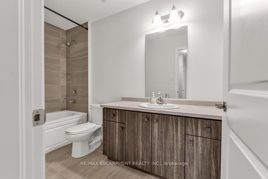 Photo 15 of 68 Dryden Lane, Hamilton, McQuesten — HOMEH