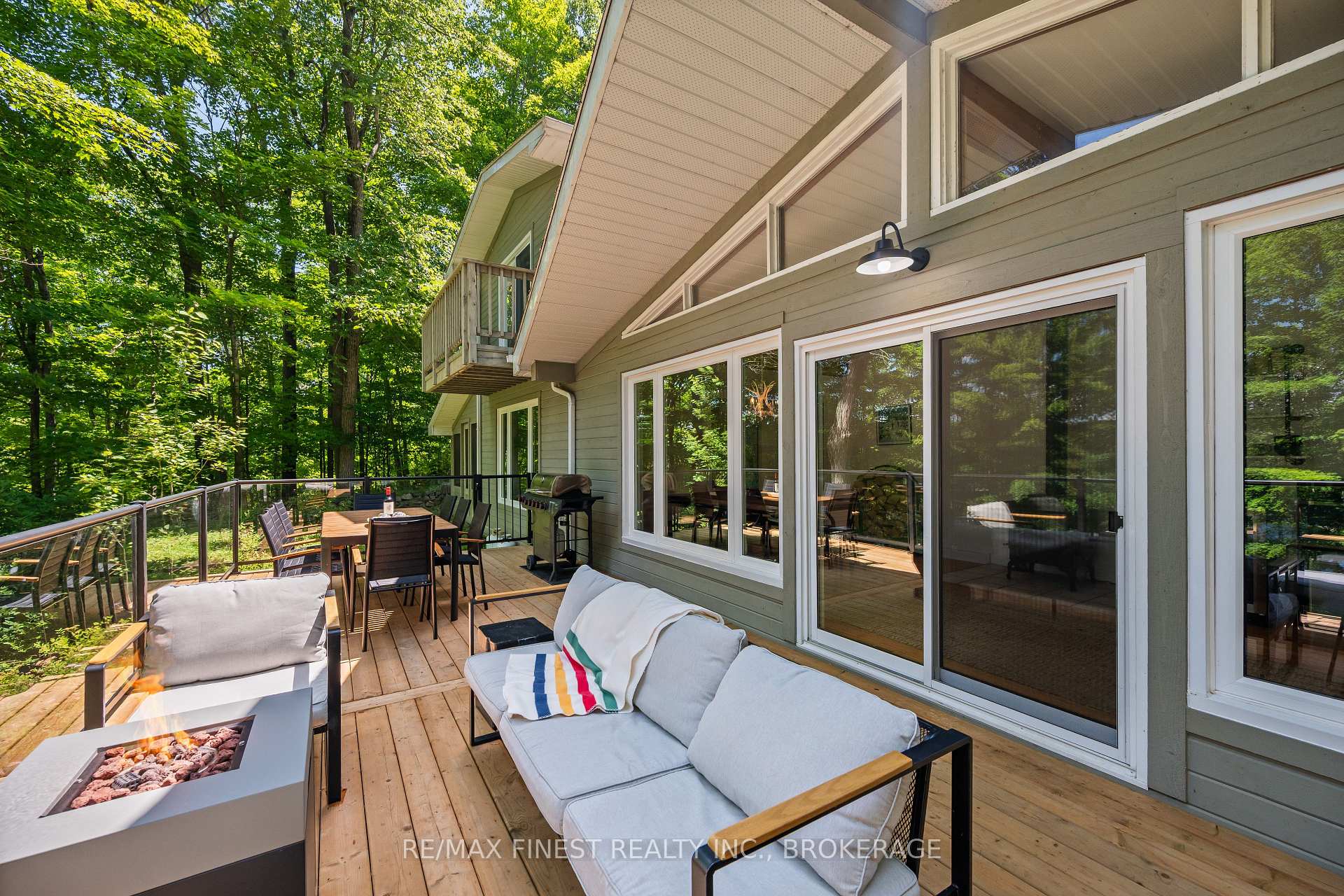 Photo 1 of 32 Oakwood Lane, Frontenac, Frontenac South — HOMEH