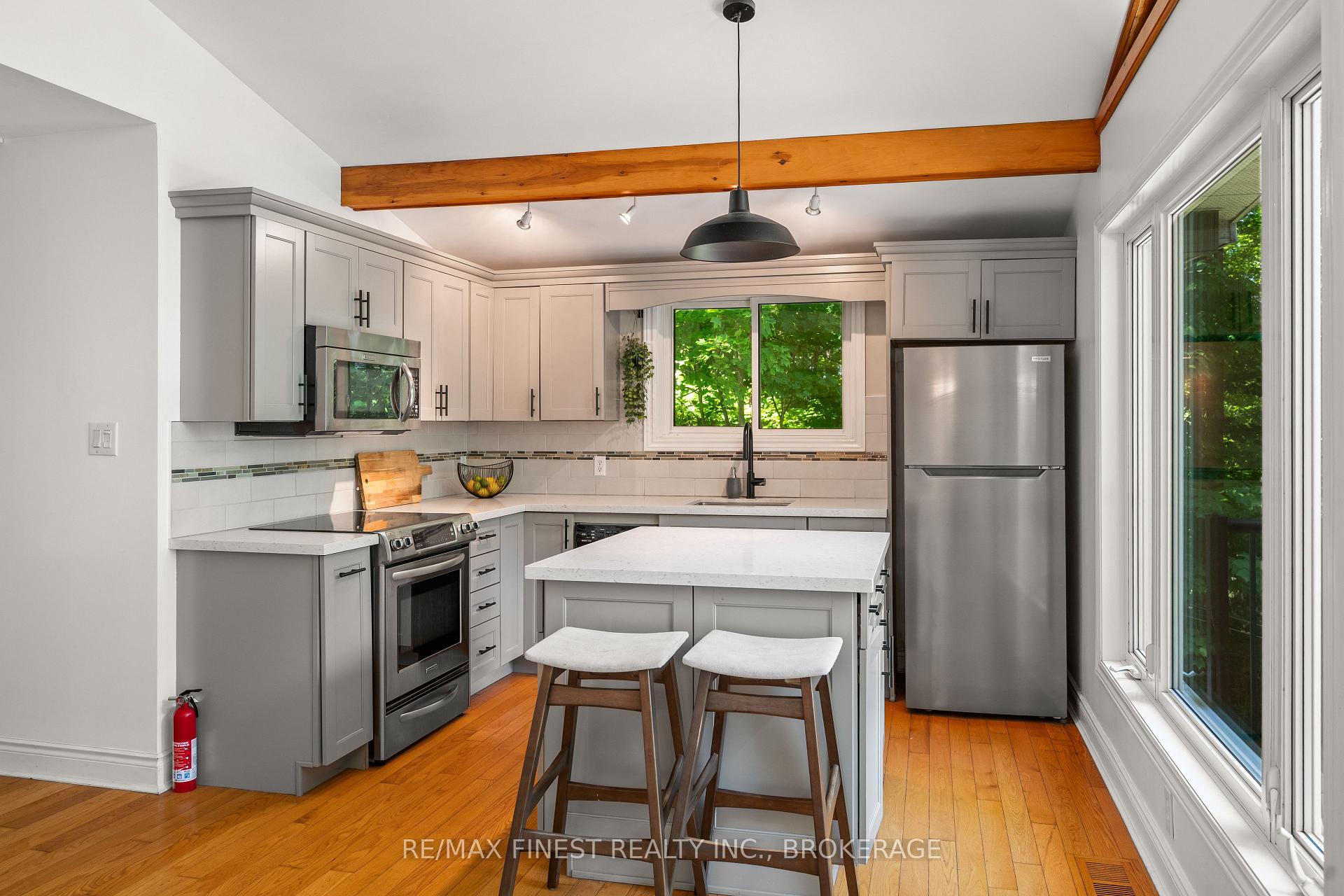 Photo 10 of 32 Oakwood Lane, Frontenac, Frontenac South — HOMEH