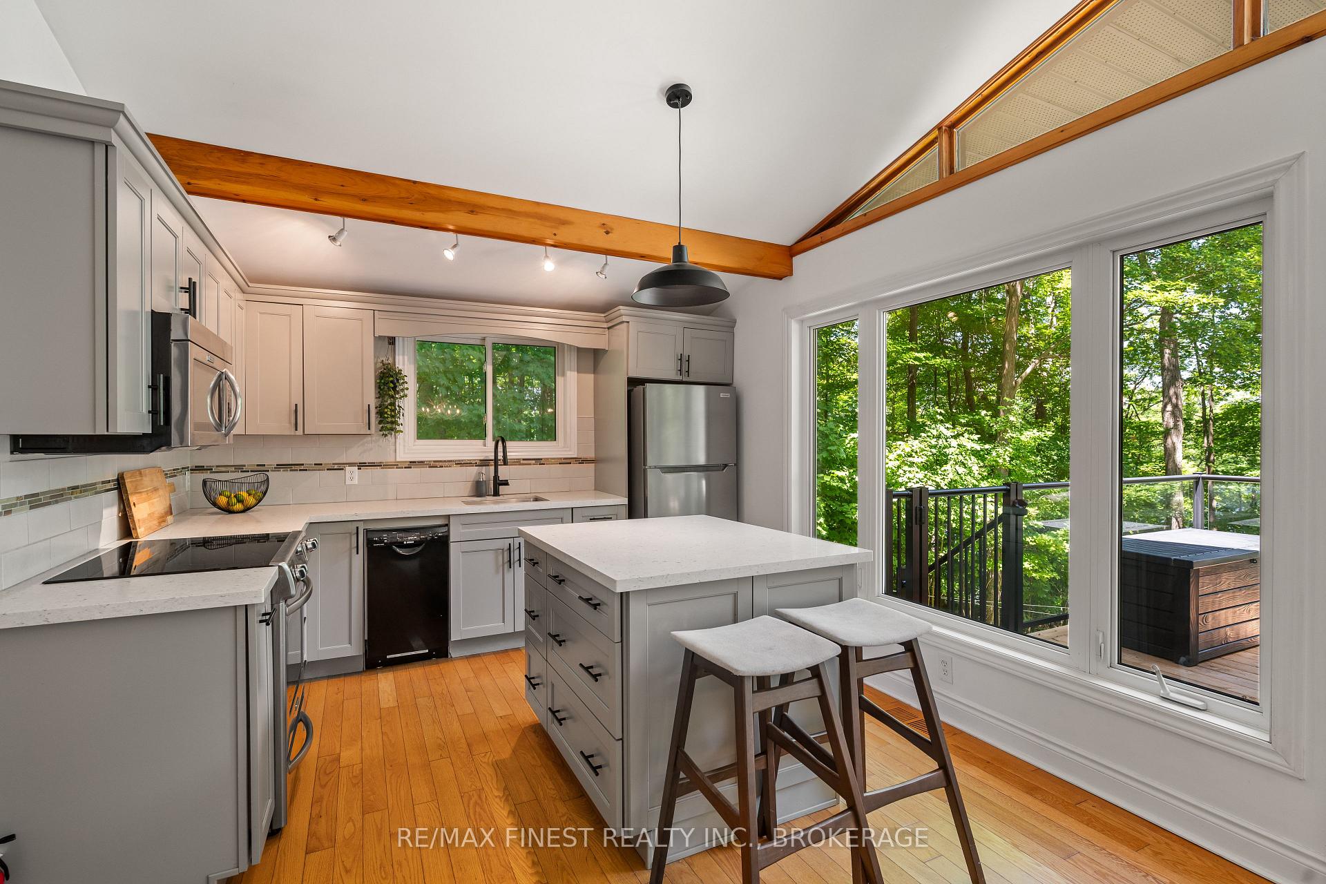 Photo 13 of 32 Oakwood Lane, Frontenac, Frontenac South — HOMEH