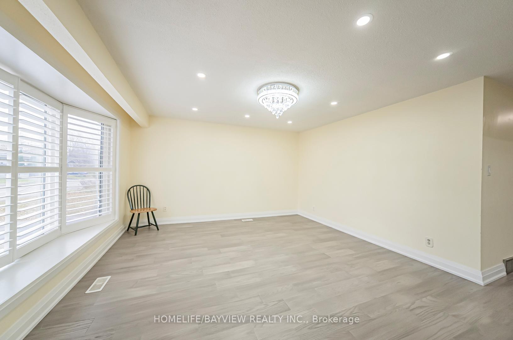 Photo 4 of 58 Collins Crescent, Aurora, Aurora Heights — HOMEH