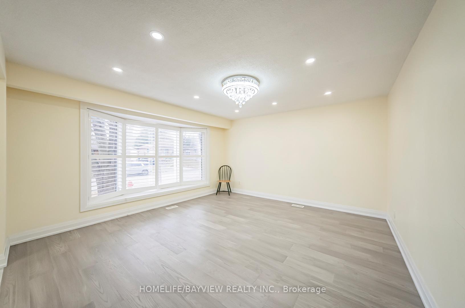 Photo 6 of 58 Collins Crescent, Aurora, Aurora Heights — HOMEH