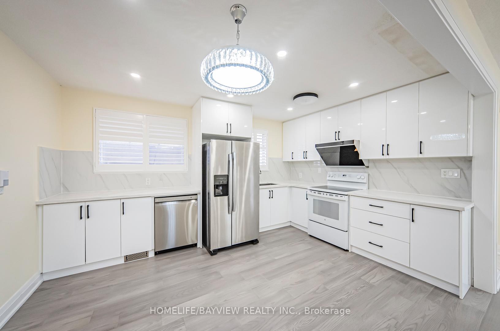 Photo 5 of 58 Collins Crescent, Aurora, Aurora Heights — HOMEH