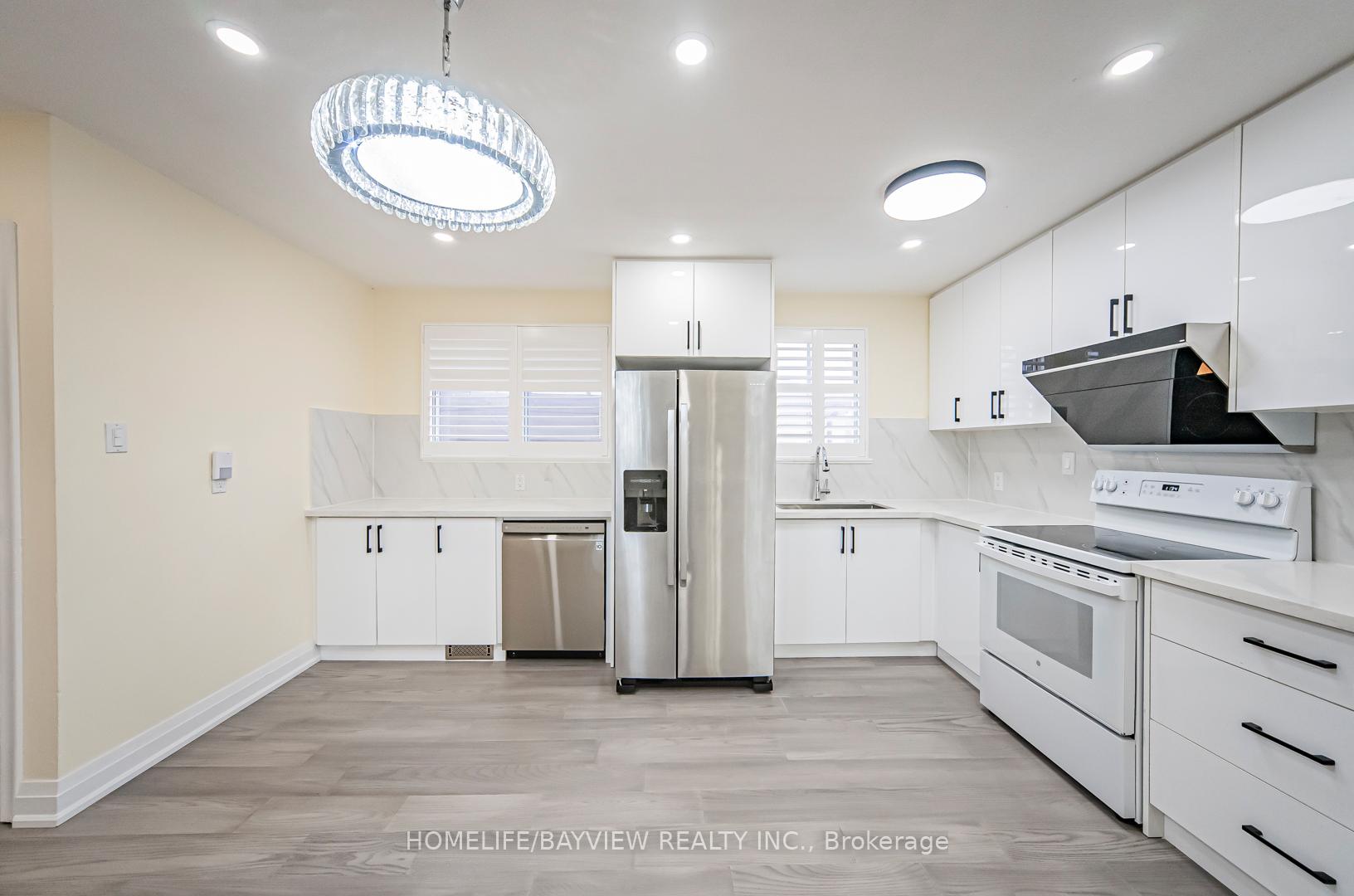 Photo 8 of 58 Collins Crescent, Aurora, Aurora Heights — HOMEH