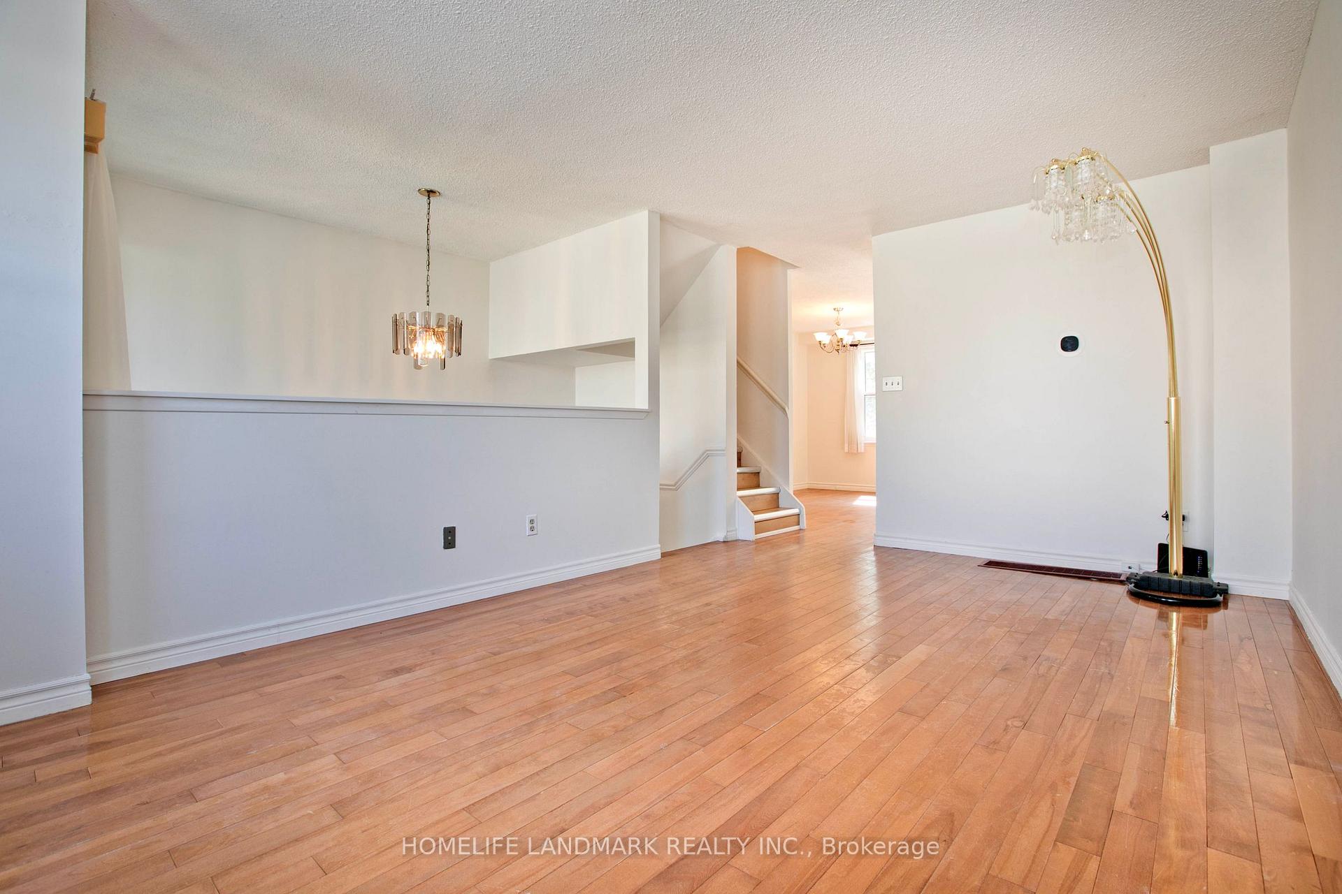 Photo 3 of 1806 John Street, Markham, Bayview Fairway-Bayview Country Club Estates — HOMEH