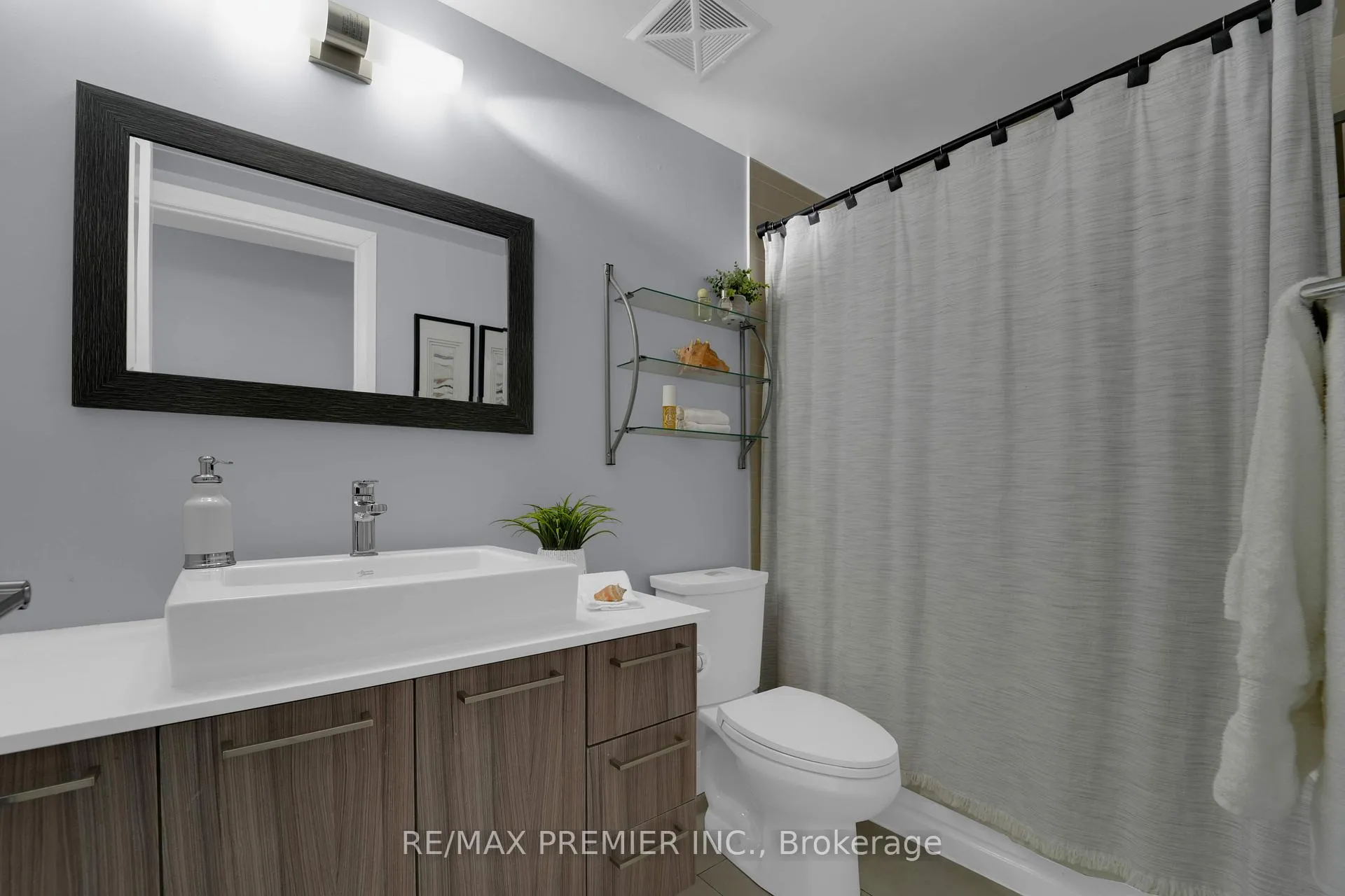 Photo 4 of Unit 426, 4800 Highway 7, Vaughan, East Woodbridge — HOMEH