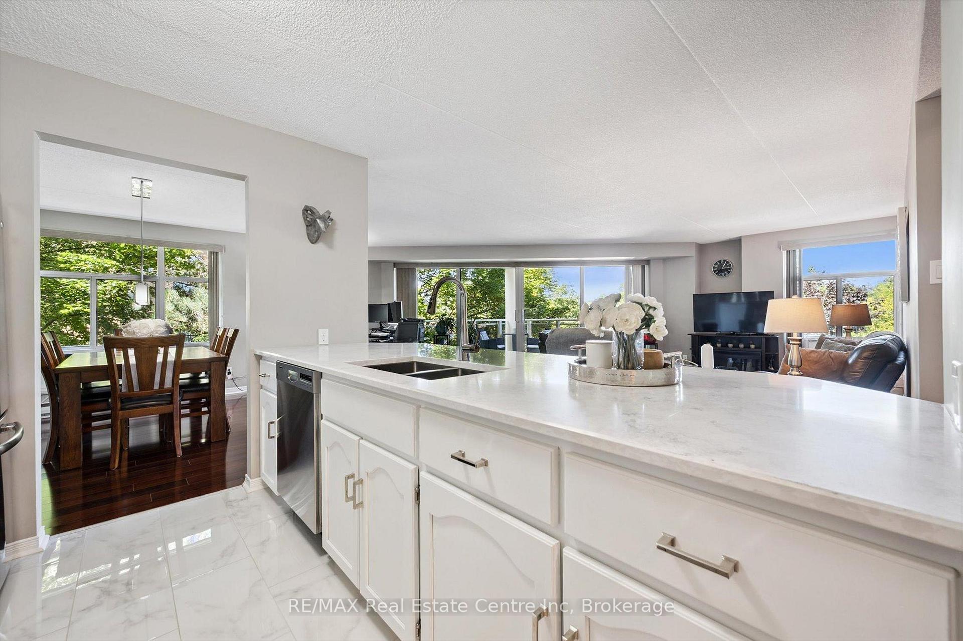 Photo 4 of Unit 306, 8 Christopher Court, Guelph, Kortright West — HOMEH
